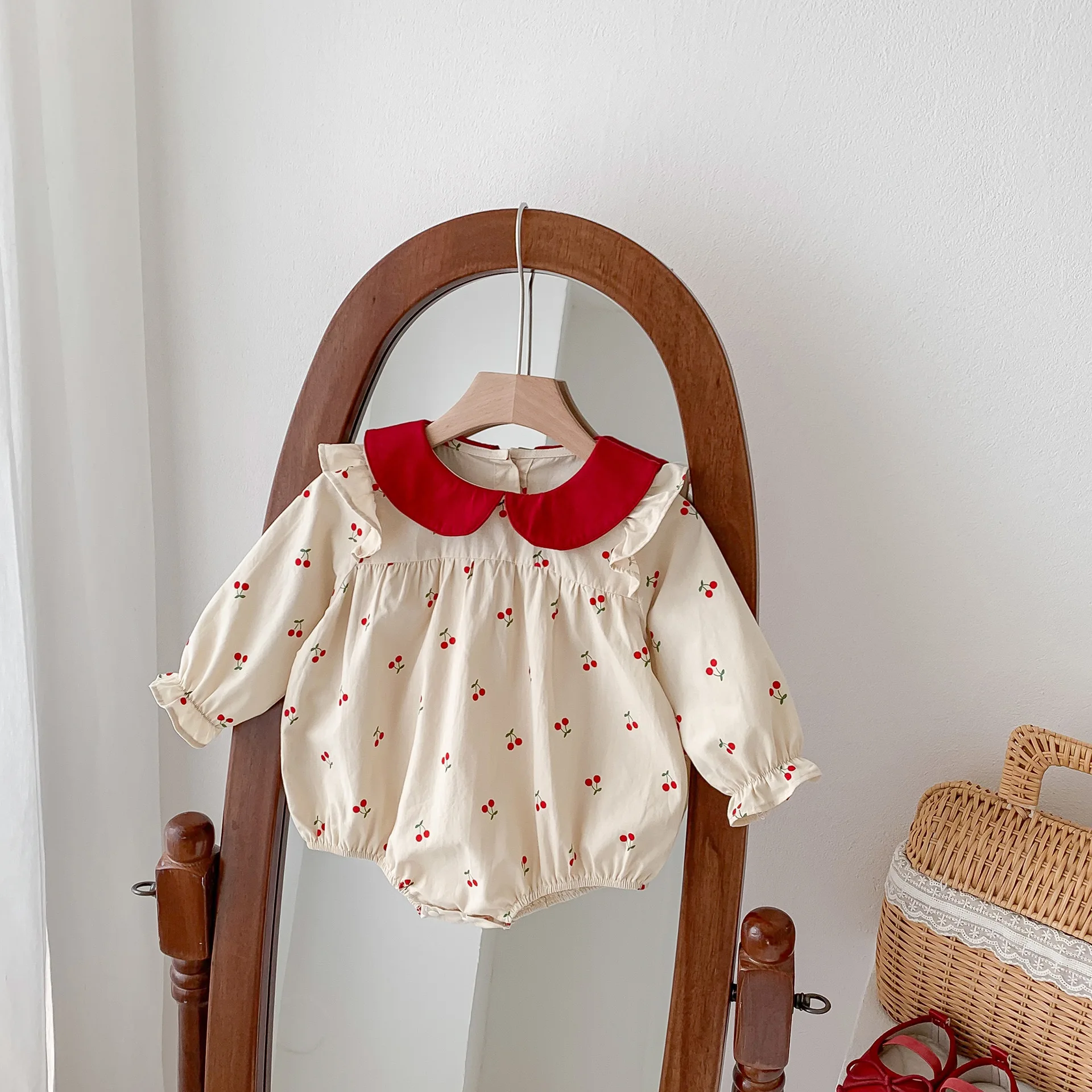 2026 Autumn Cherry Printed Girls Bodysuit Sweet Peter Pan Collar Long Sleeves Princess Romper Daily Wear Toddler Clothing