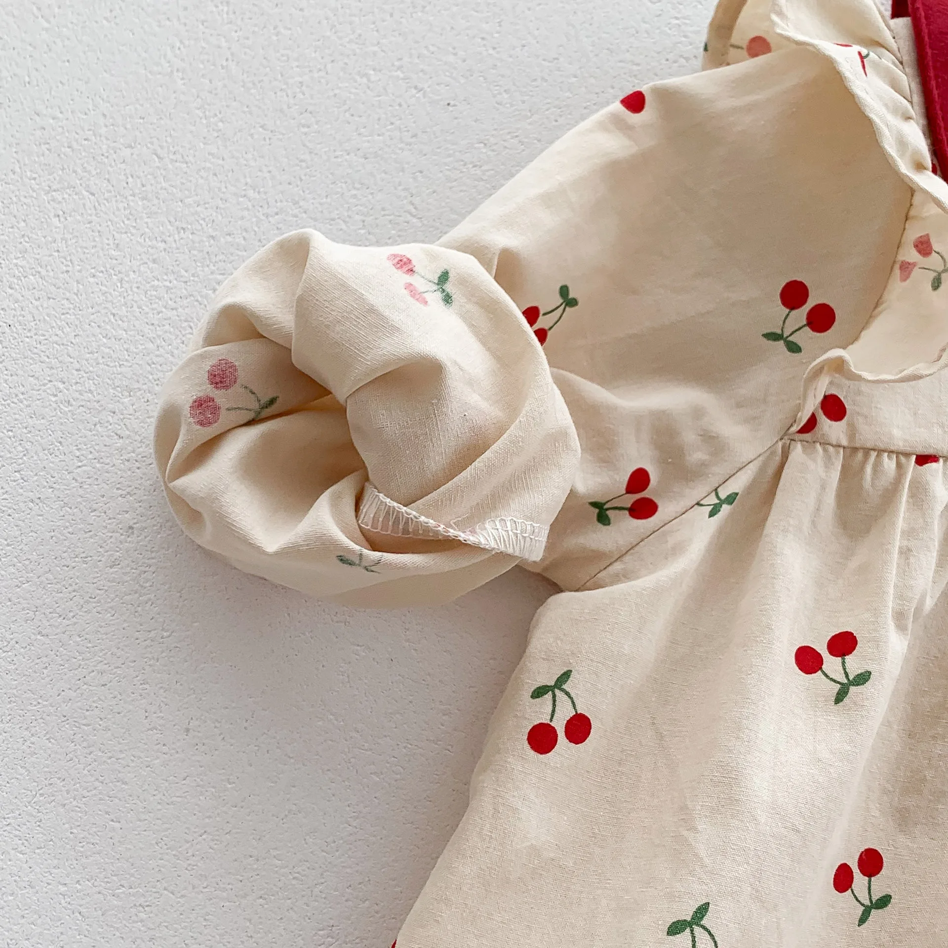 2026 Autumn Cherry Printed Girls Bodysuit Sweet Peter Pan Collar Long Sleeves Princess Romper Daily Wear Toddler Clothing