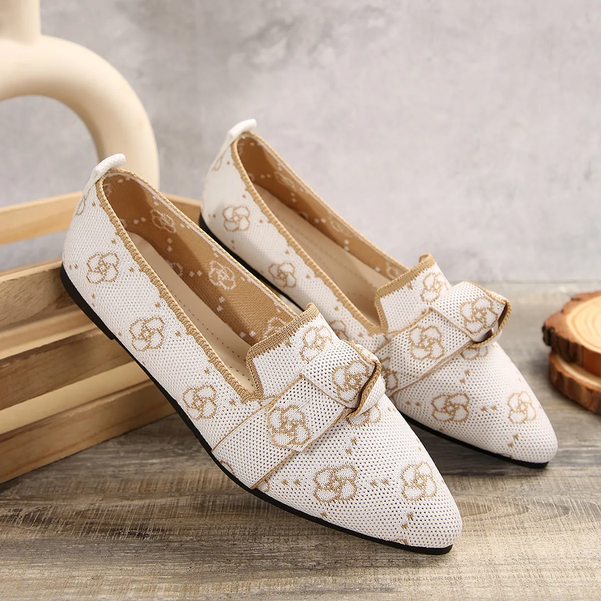 New Women's Knitted Slip on Flats Breathable Comfortable Solid Color Walking Shoes Casual Pointed Toe Walking Sneakers Loafers