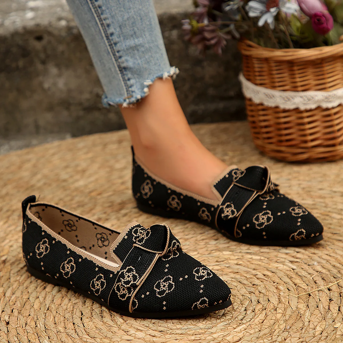 New Women's Knitted Slip on Flats Breathable Comfortable Solid Color Walking Shoes Casual Pointed Toe Walking Sneakers Loafers