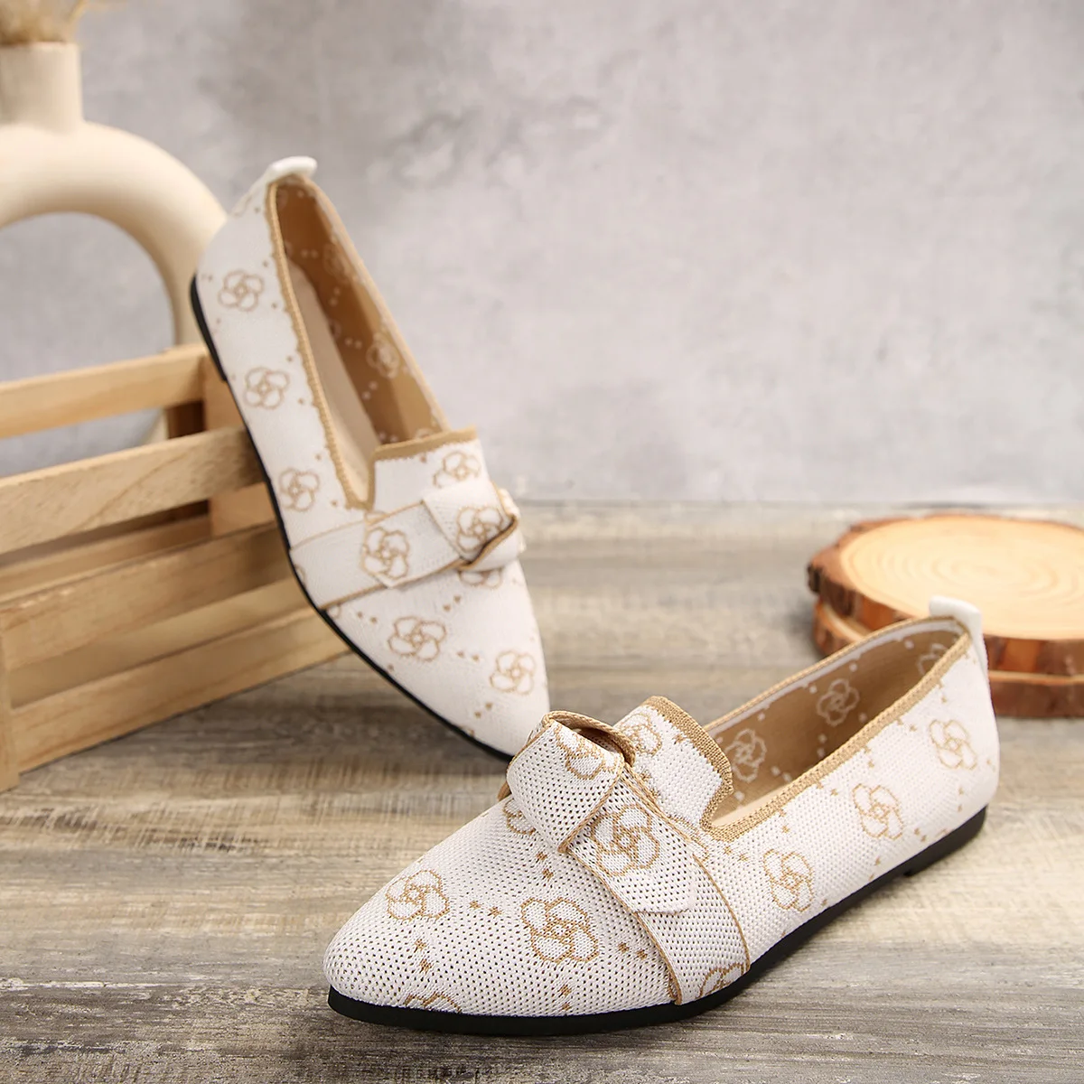 New Women's Knitted Slip on Flats Breathable Comfortable Solid Color Walking Shoes Casual Pointed Toe Walking Sneakers Loafers