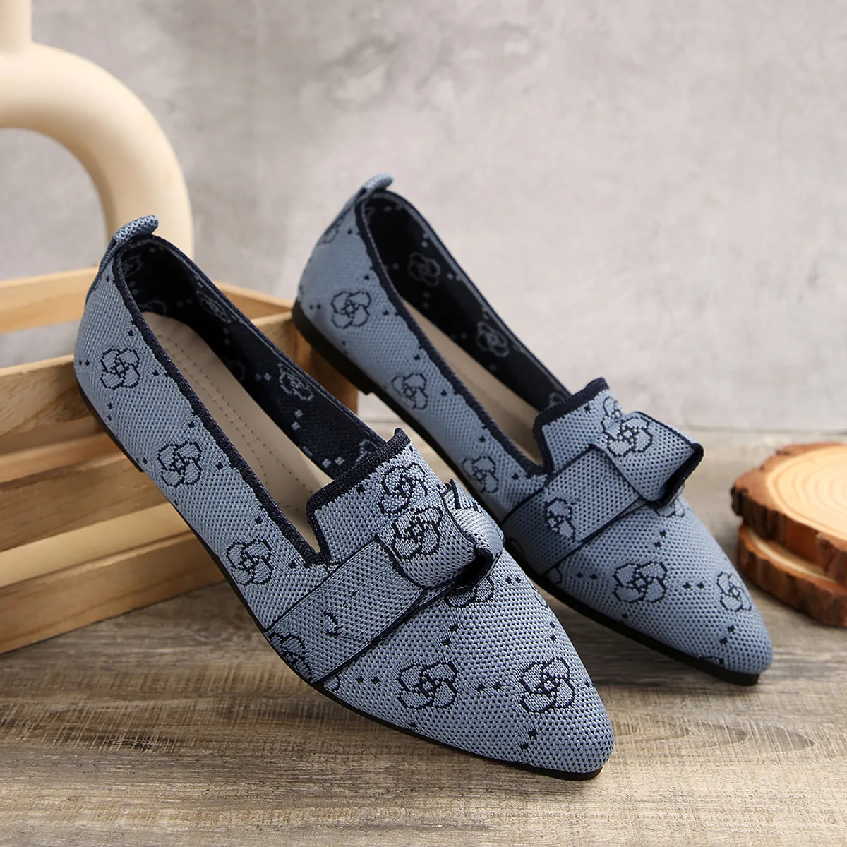 New Women's Knitted Slip on Flats Breathable Comfortable Solid Color Walking Shoes Casual Pointed Toe Walking Sneakers Loafers