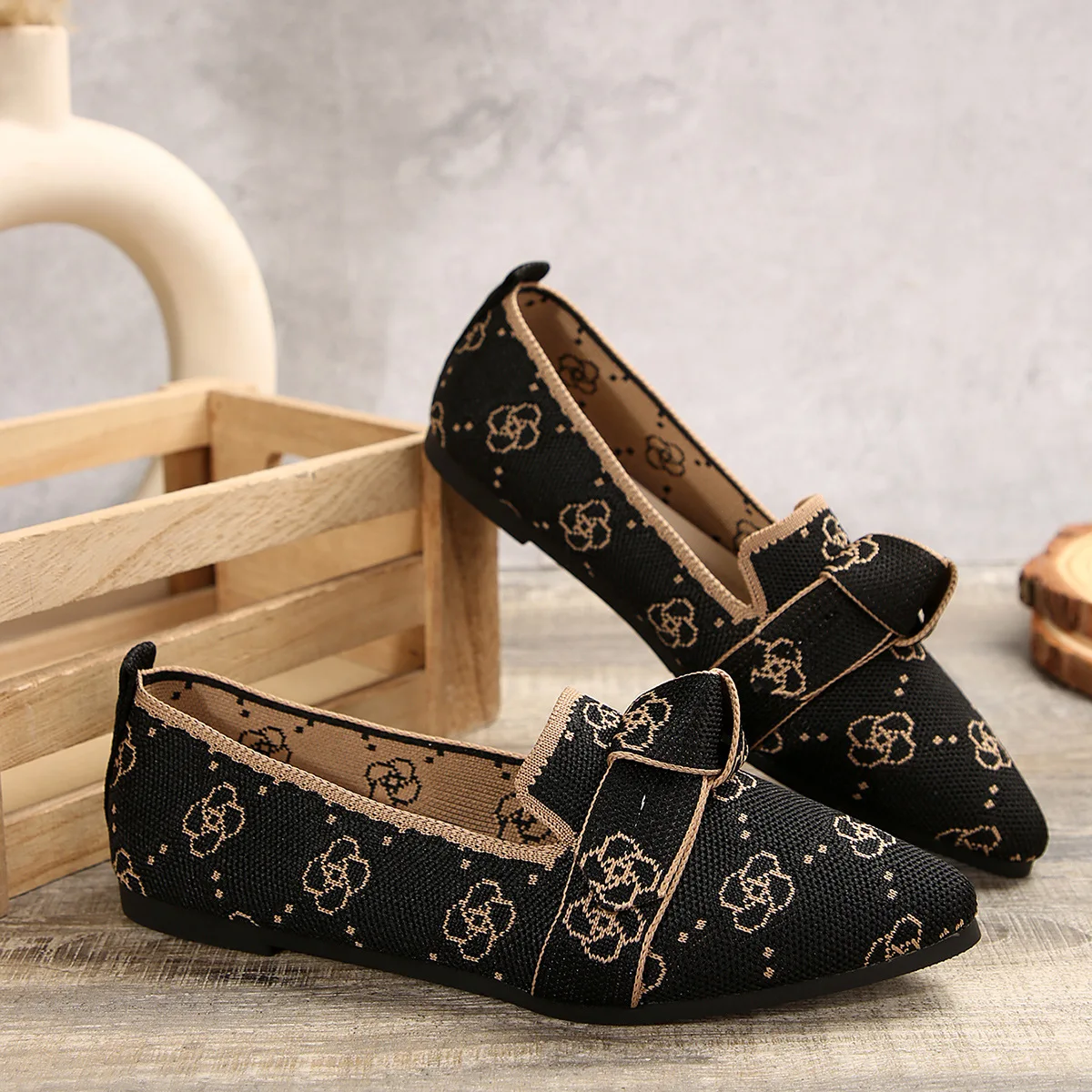 New Women's Knitted Slip on Flats Breathable Comfortable Solid Color Walking Shoes Casual Pointed Toe Walking Sneakers Loafers