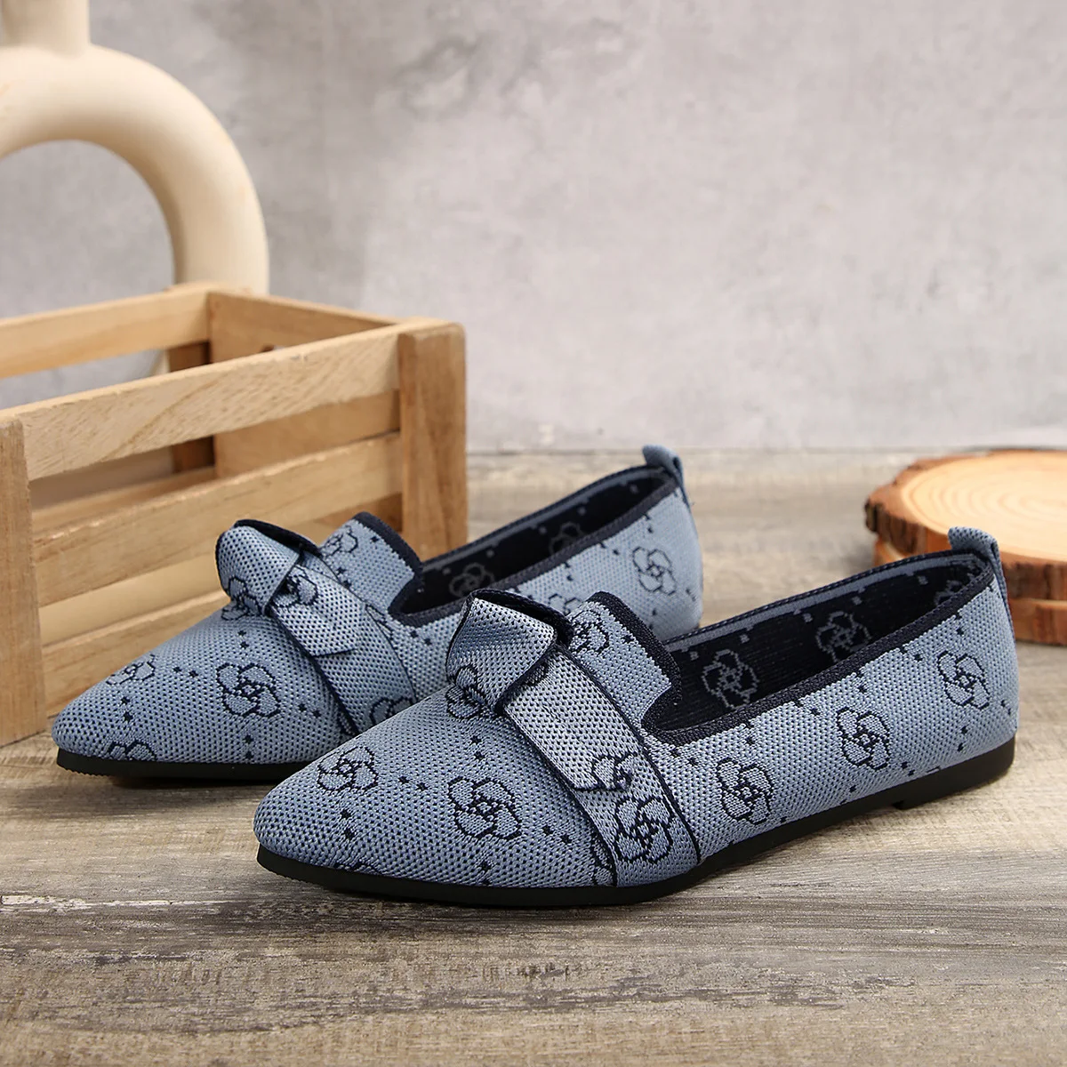 New Women's Knitted Slip on Flats Breathable Comfortable Solid Color Walking Shoes Casual Pointed Toe Walking Sneakers Loafers