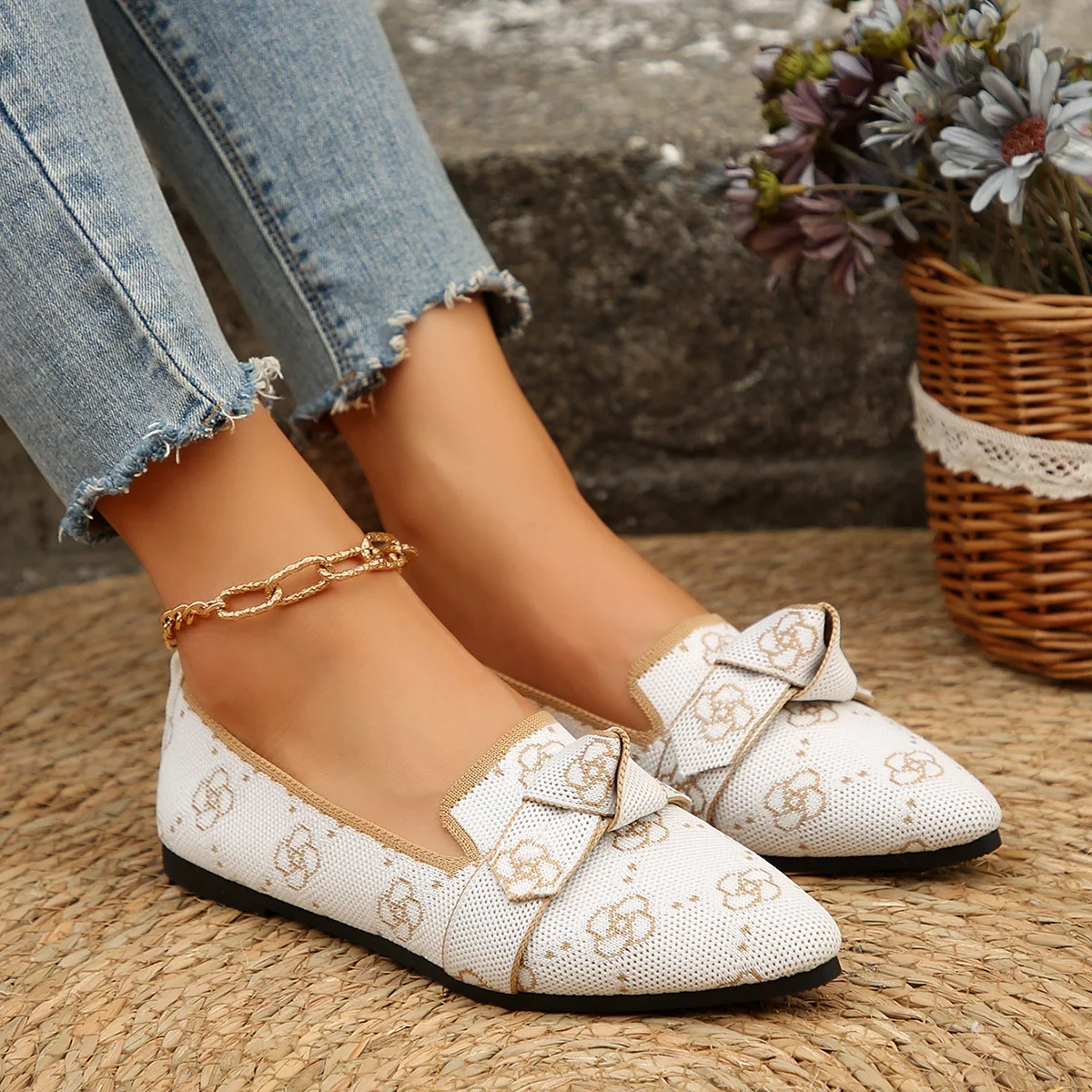 New Women's Knitted Slip on Flats Breathable Comfortable Solid Color Walking Shoes Casual Pointed Toe Walking Sneakers Loafers