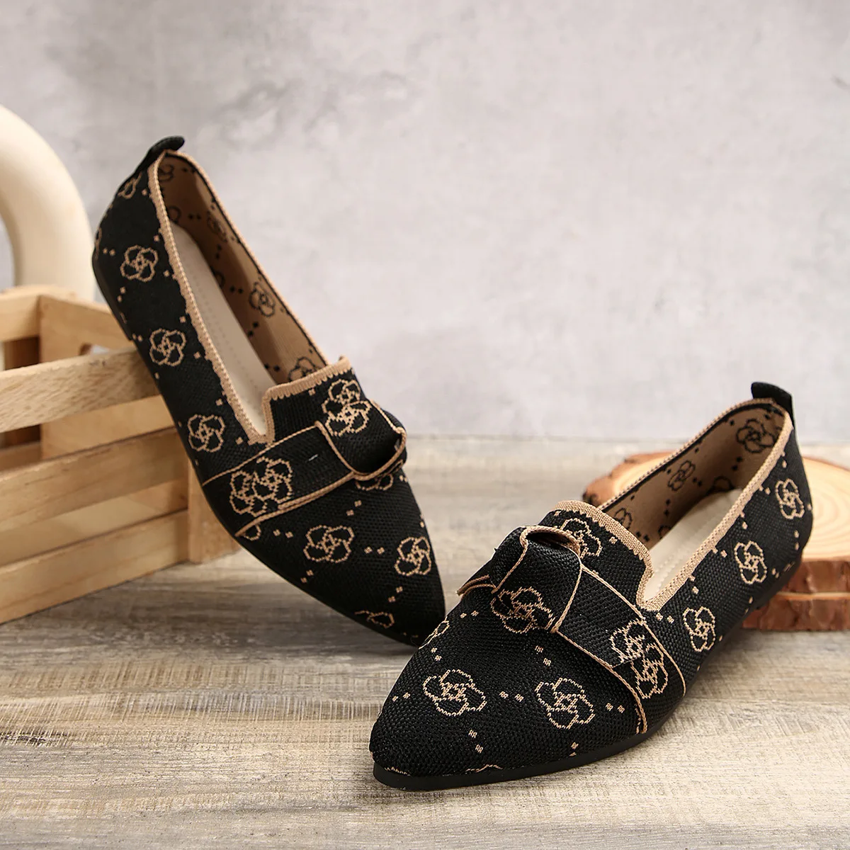 New Women's Knitted Slip on Flats Breathable Comfortable Solid Color Walking Shoes Casual Pointed Toe Walking Sneakers Loafers