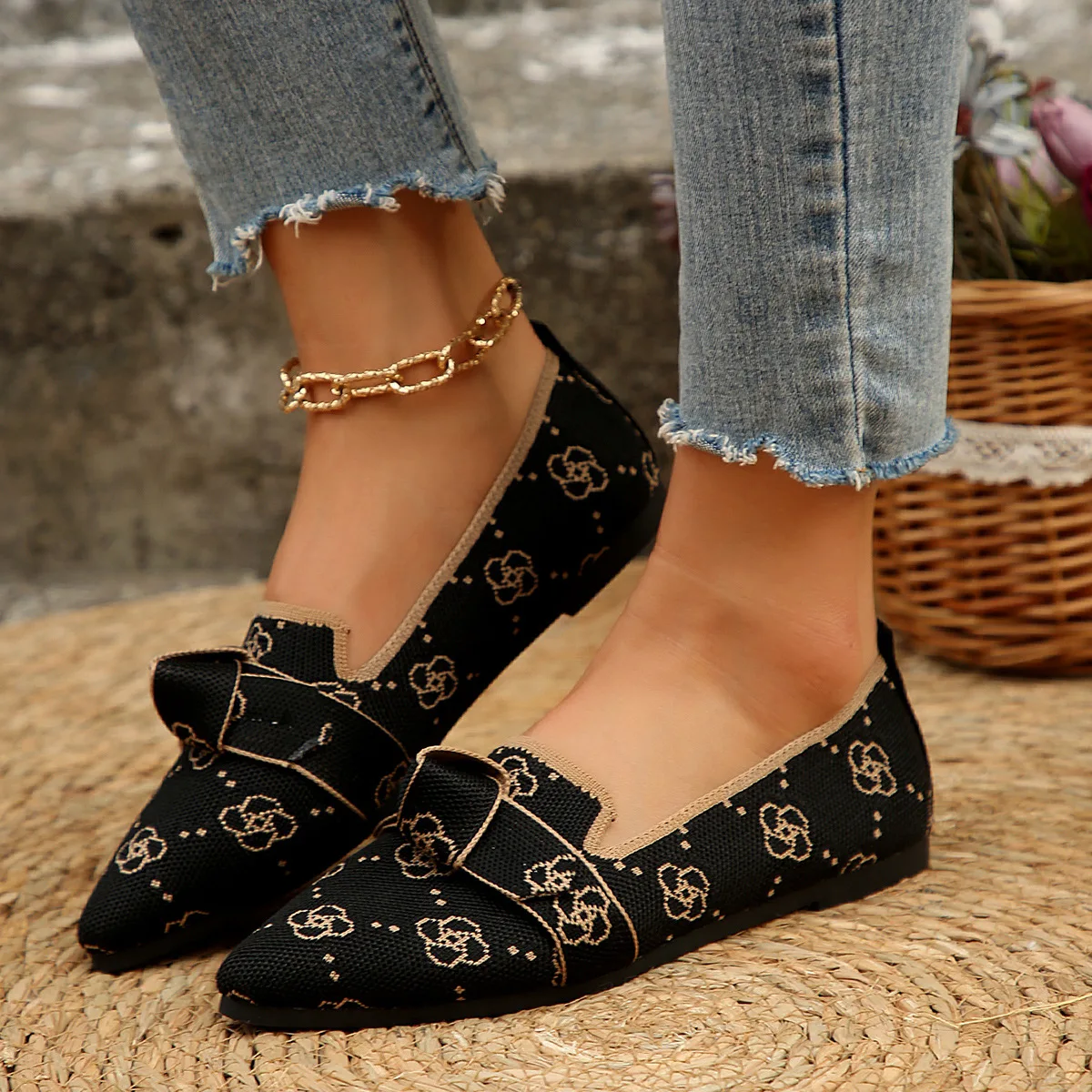New Women's Knitted Slip on Flats Breathable Comfortable Solid Color Walking Shoes Casual Pointed Toe Walking Sneakers Loafers
