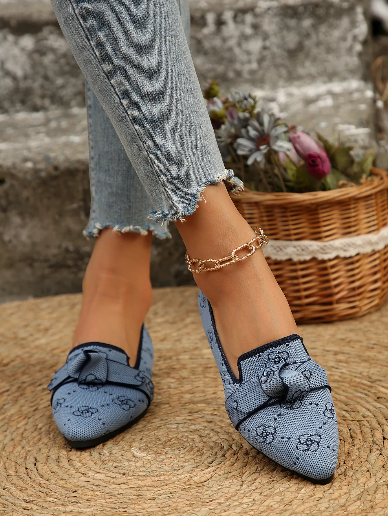 New Women's Knitted Slip on Flats Breathable Comfortable Solid Color Walking Shoes Casual Pointed Toe Walking Sneakers Loafers