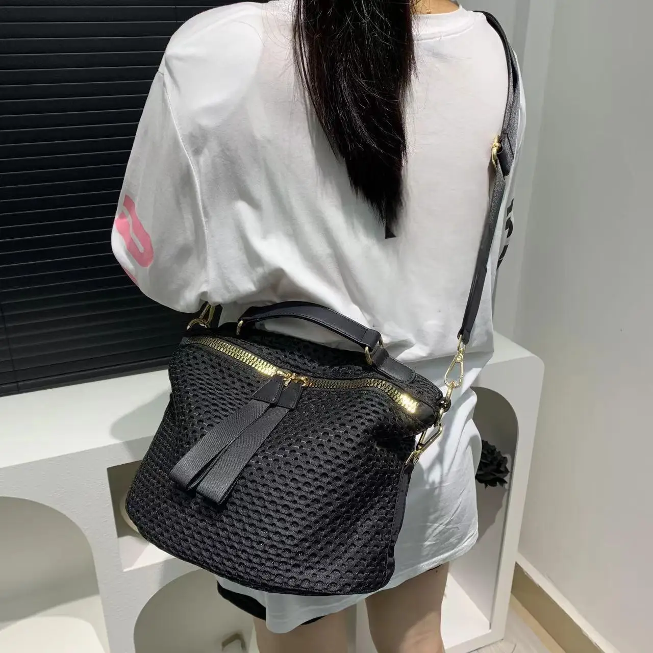 Women's Fashion Mesh Lightweight Shoulder Bag Daily Use Portable Wide Shoulder Strap Multifunctional Crossbody Handbag