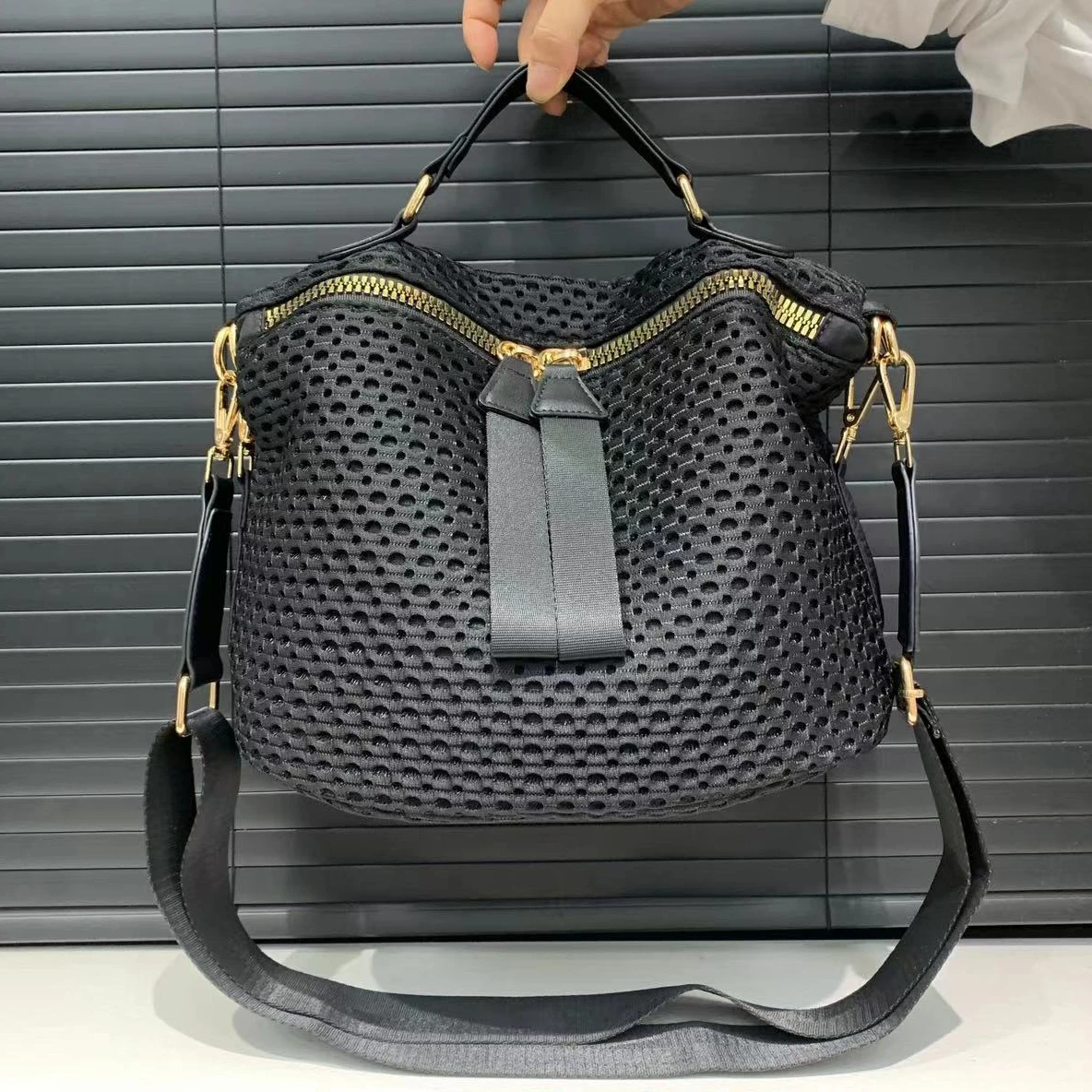 Women's Fashion Mesh Lightweight Shoulder Bag Daily Use Portable Wide Shoulder Strap Multifunctional Crossbody Handbag