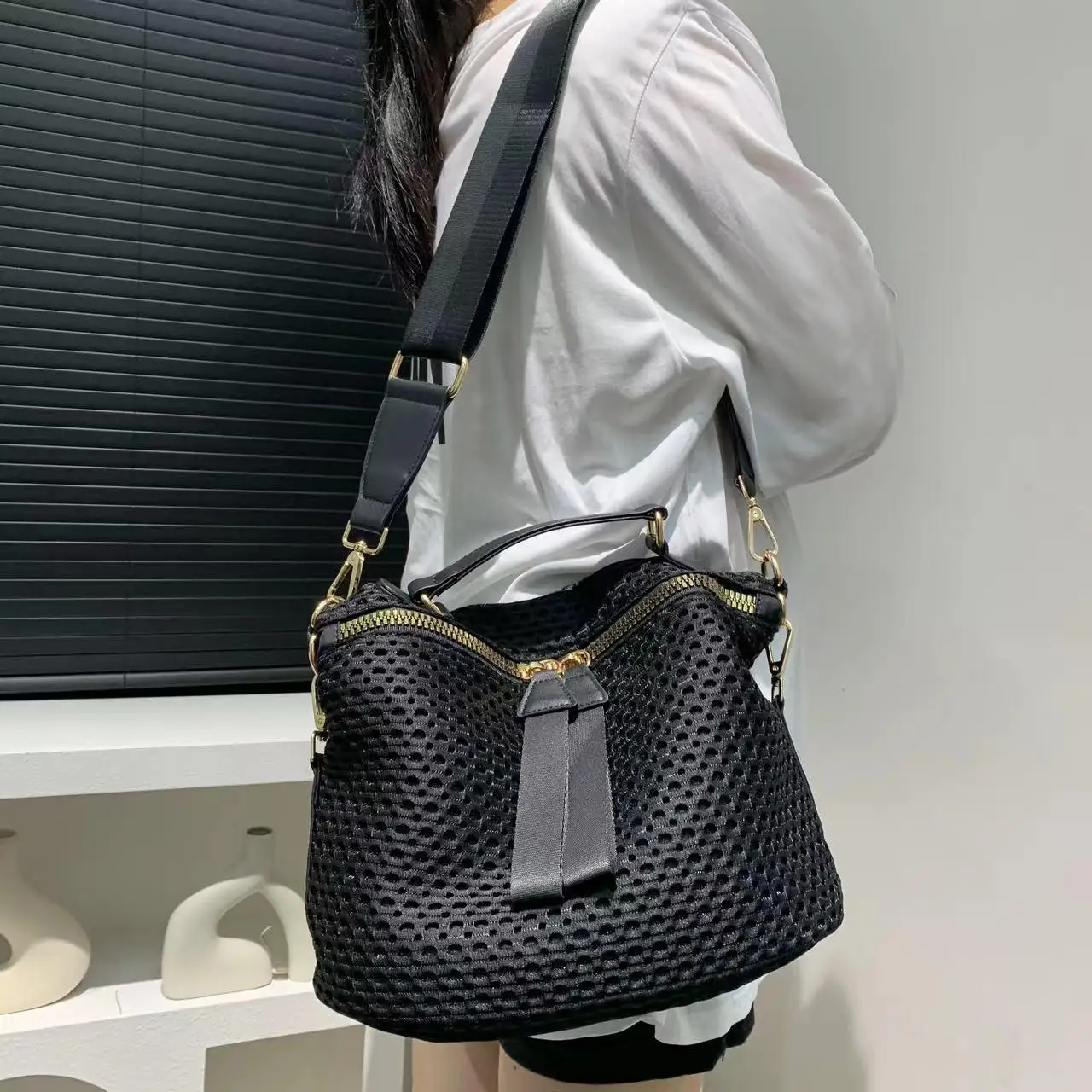 Women's Fashion Mesh Lightweight Shoulder Bag Daily Use Portable Wide Shoulder Strap Multifunctional Crossbody Handbag
