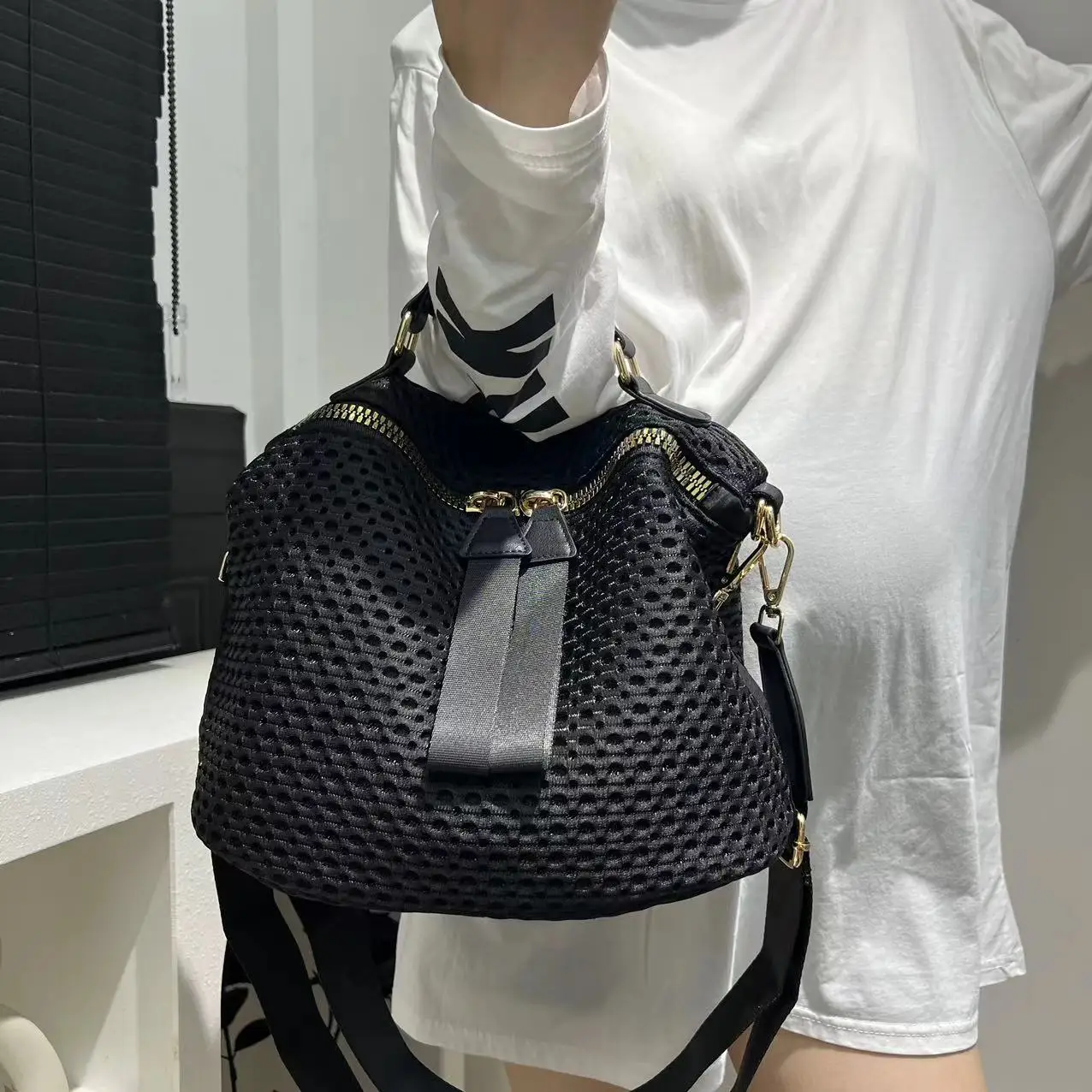 Women's Fashion Mesh Lightweight Shoulder Bag Daily Use Portable Wide Shoulder Strap Multifunctional Crossbody Handbag