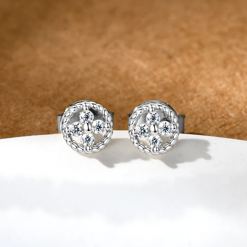 Lnngy 1.3mm Moissanite Stud Earring Pendientes Plata 925 Sterling Silver Lucky Flower Stud Earrings For Women Daily Jewelry Gift
