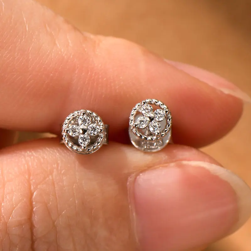 Lnngy 1.3mm Moissanite Stud Earring Pendientes Plata 925 Sterling Silver Lucky Flower Stud Earrings For Women Daily Jewelry Gift