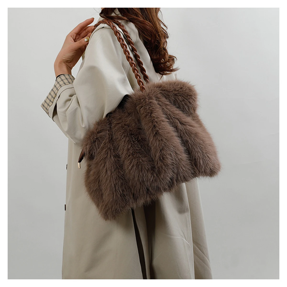 Women's Fashionable Plush Large Capacity Tote Bag High-end Pleated Fox Fur Shoulder Crossbody Bag Commuter Bag with Metal Chain