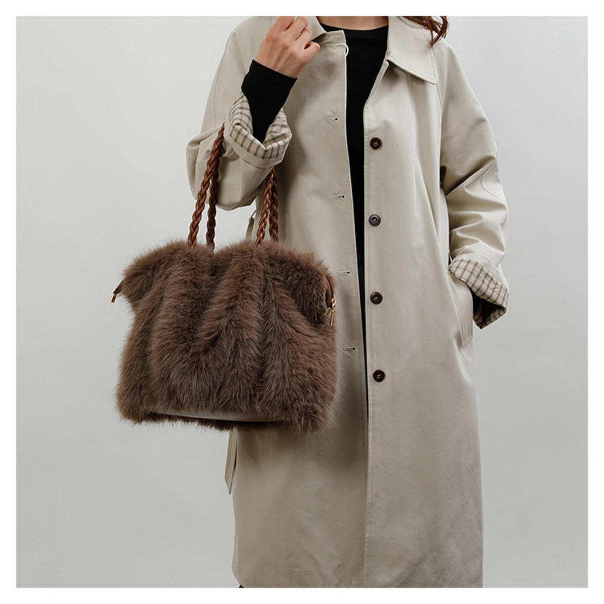 Women's Fashionable Plush Large Capacity Tote Bag High-end Pleated Fox Fur Shoulder Crossbody Bag Commuter Bag with Metal Chain