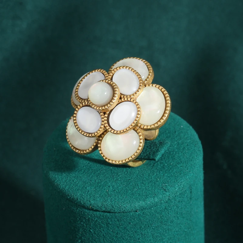 Romantic 3D Stereoscopic Moonstone Fritillaria Rose Flower Vintage Rings Wedding Bridal Luxury Opal Oval Jewelry for Women