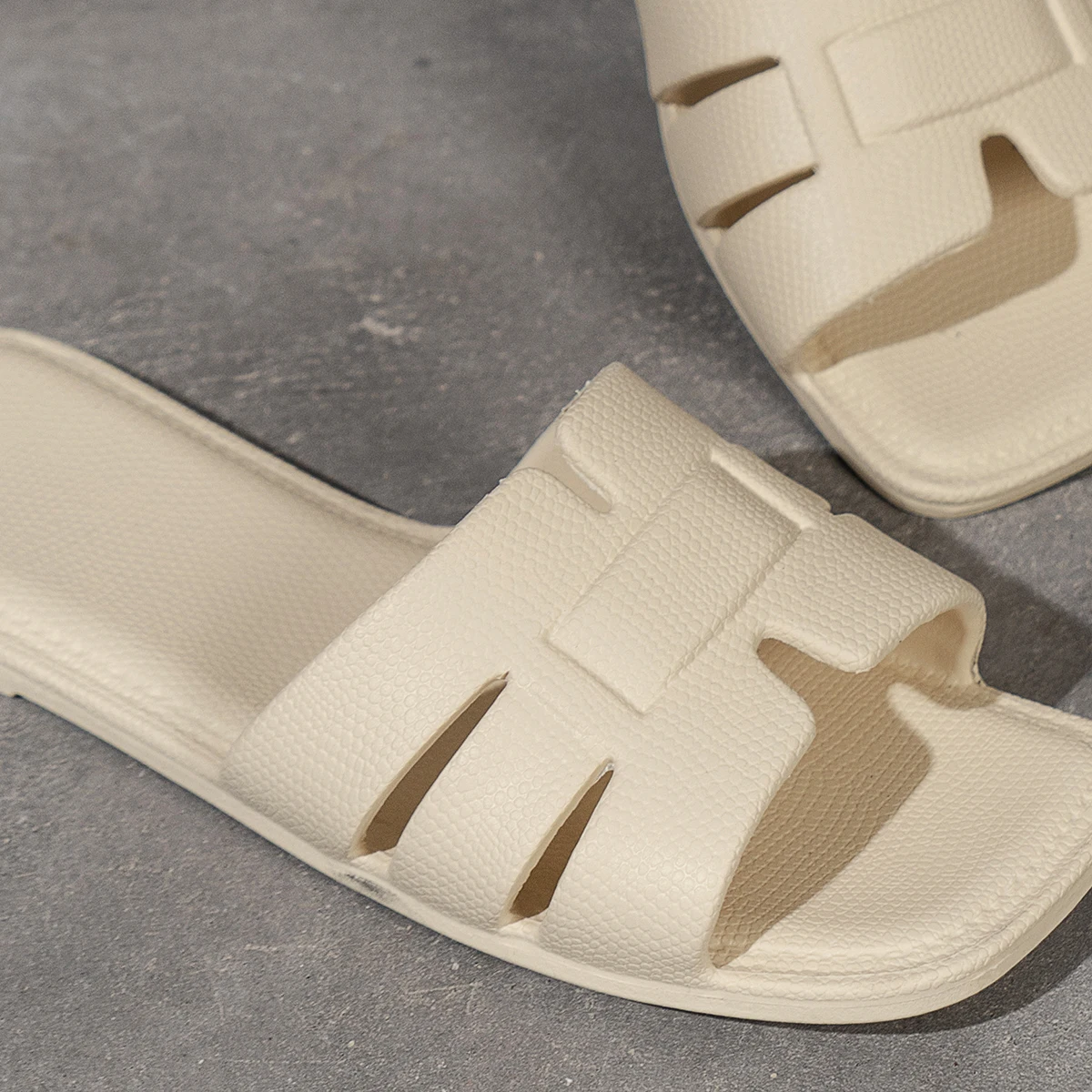 Women's Summer Fashion Lightweight Breathable Comfortable Open Toe Flat Sandals Suitable for Beach Pool Bathroom Slippers