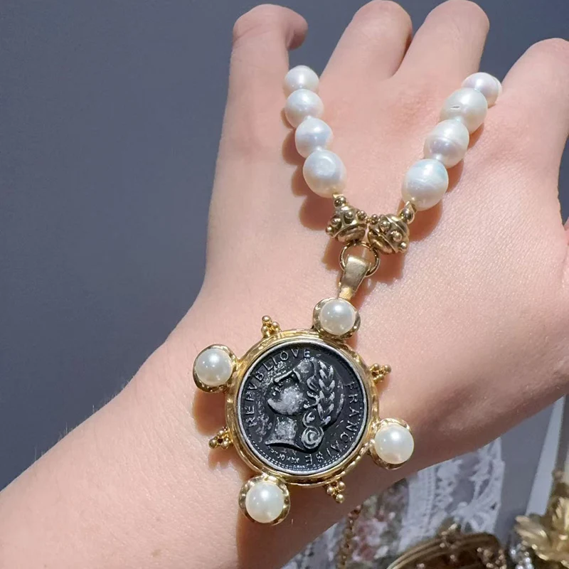 Antique Beauty Portrait Coin Pendant Pearl Necklace For Woman Choker Vintage Jewelry Gold Color Retro Style Accessories Classic
