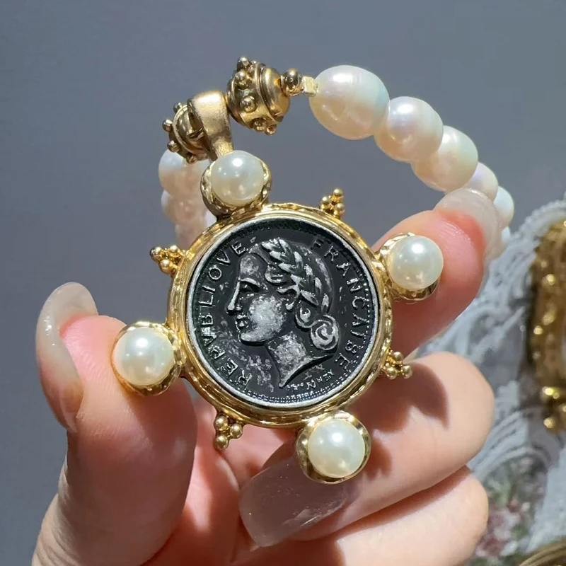 Antique Beauty Portrait Coin Pendant Pearl Necklace For Woman Choker Vintage Jewelry Gold Color Retro Style Accessories Classic