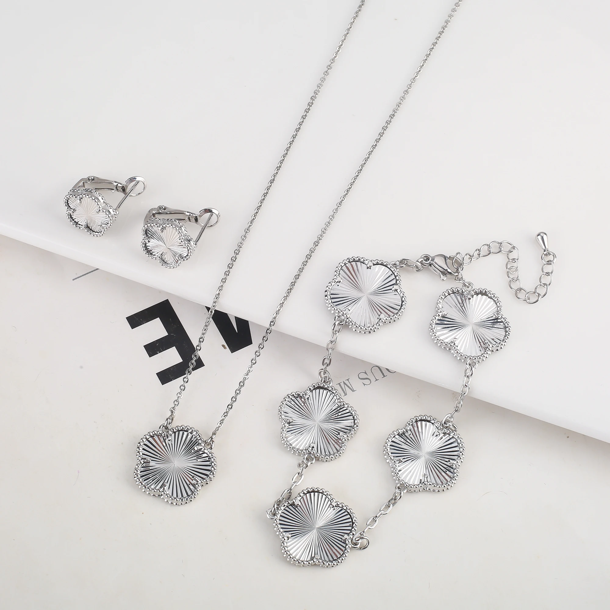 2025 Luxury Hot Selling Shiny Metal New Design Plant Five Leaf Flower Set 15mm Double Sided Women's Gilded Gift Clover