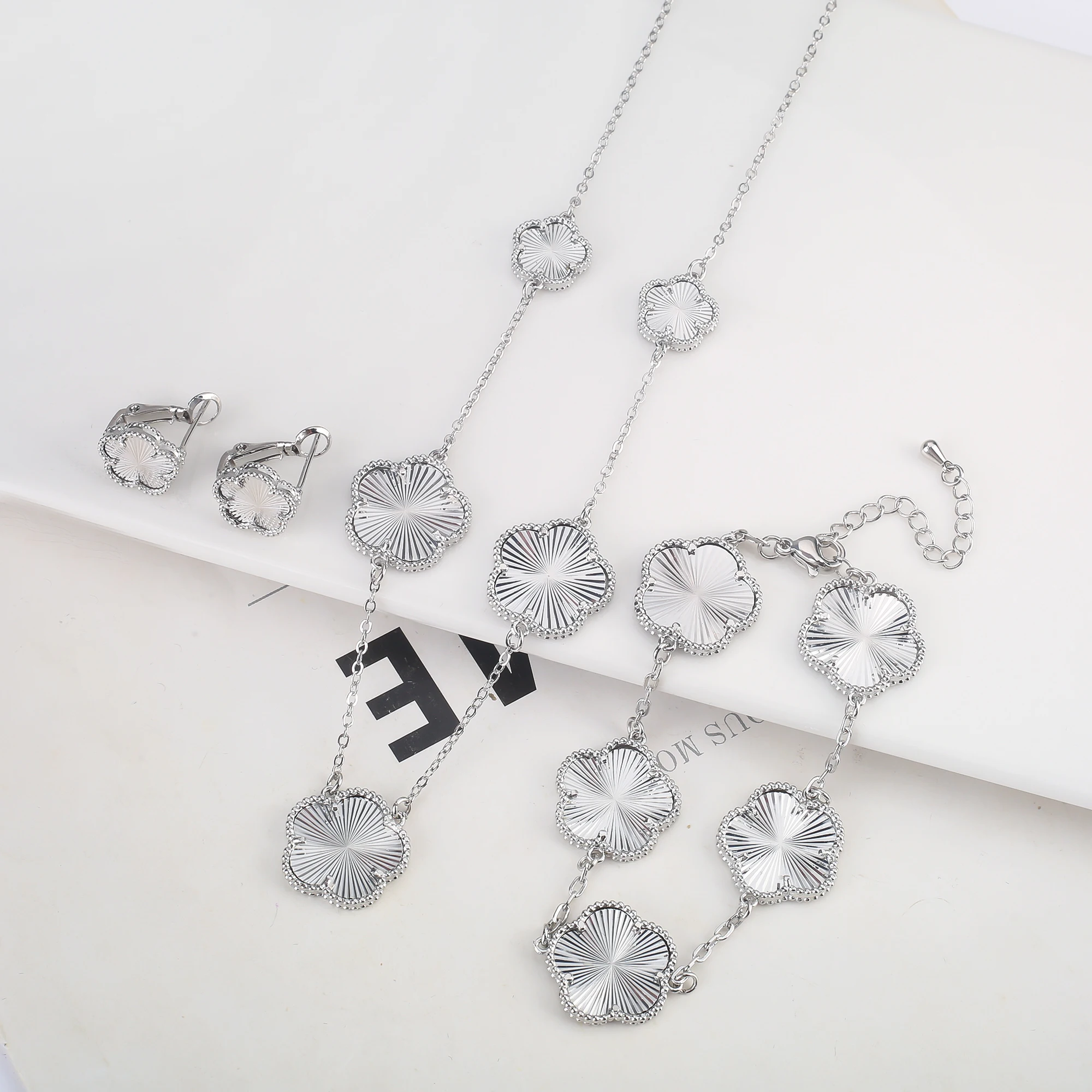 2025 Luxury Hot Selling Shiny Metal New Design Plant Five Leaf Flower Set 15mm Double Sided Women's Gilded Gift Clover