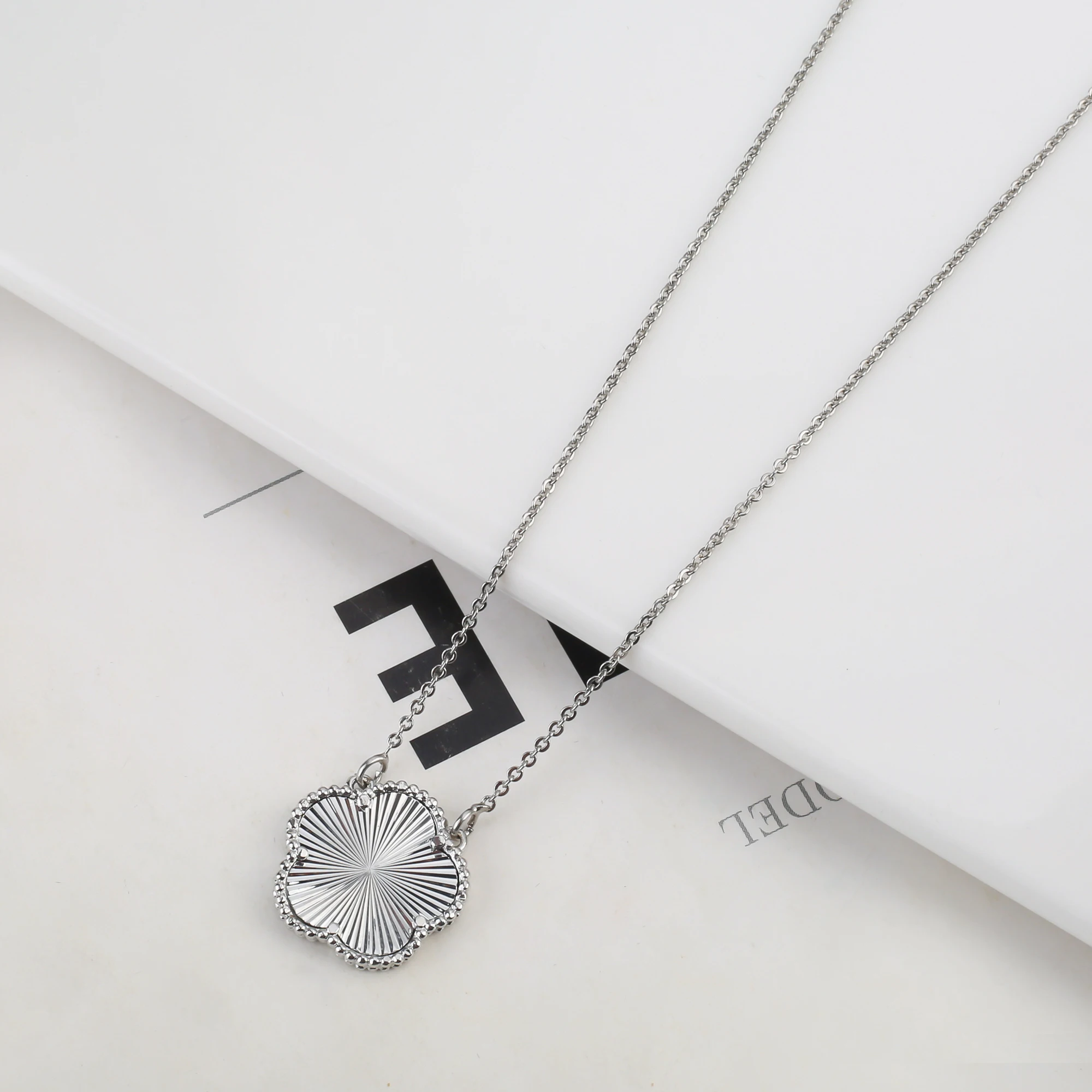 2025 Luxury Hot Selling Shiny Metal New Design Plant Five Leaf Flower Set 15mm Double Sided Women's Gilded Gift Clover