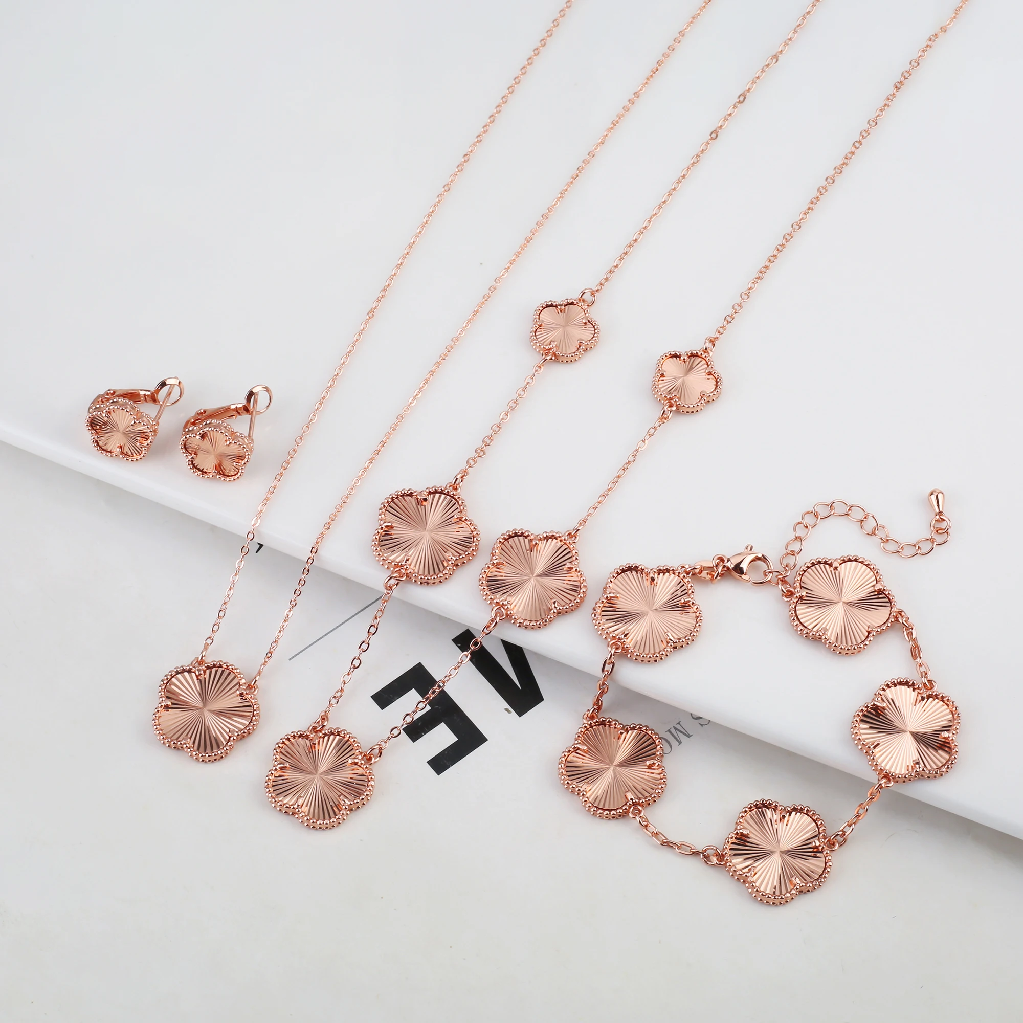 2025 Luxury Hot Selling Shiny Metal New Design Plant Five Leaf Flower Set 15mm Double Sided Women's Gilded Gift Clover