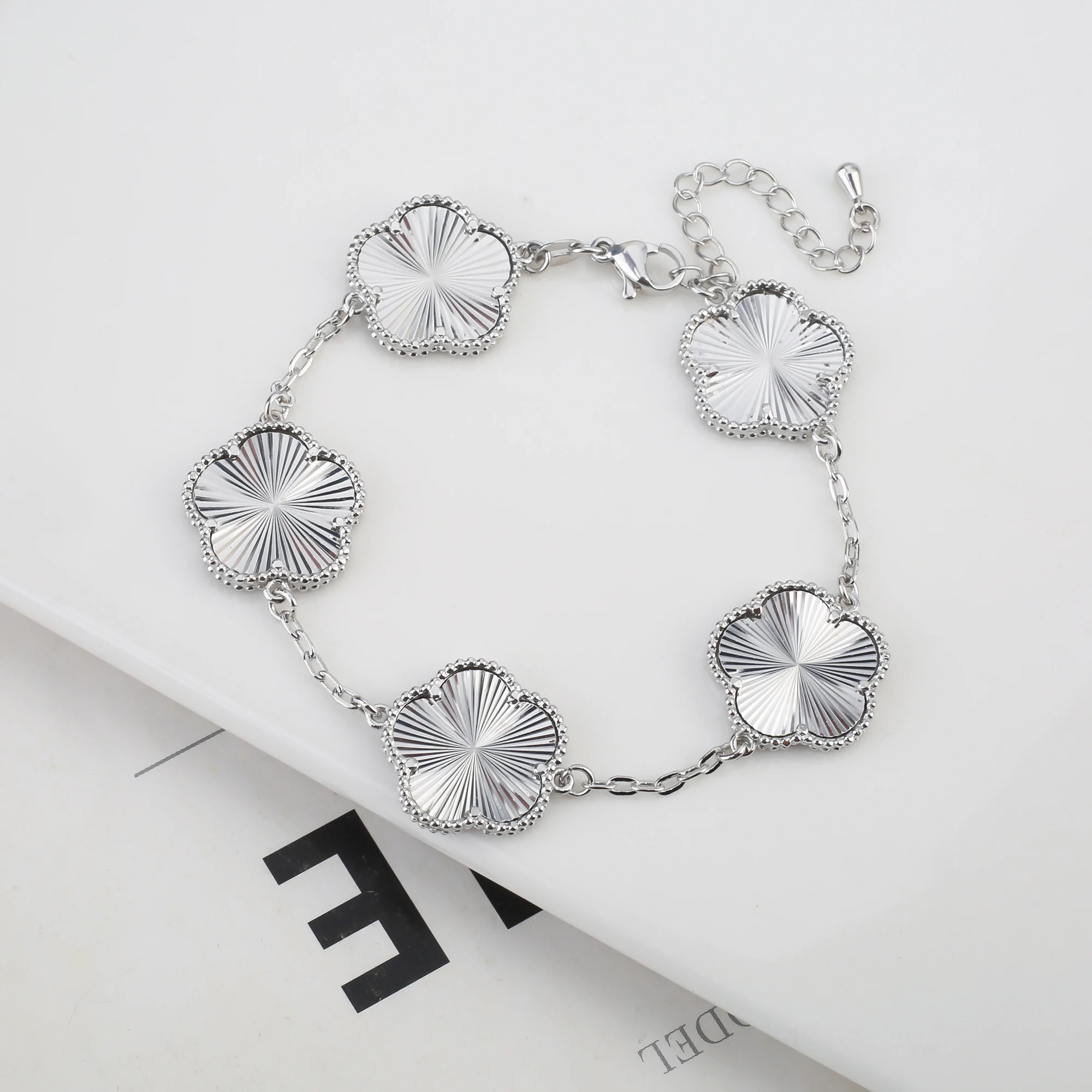 2025 Luxury Hot Selling Shiny Metal New Design Plant Five Leaf Flower Set 15mm Double Sided Women's Gilded Gift Clover