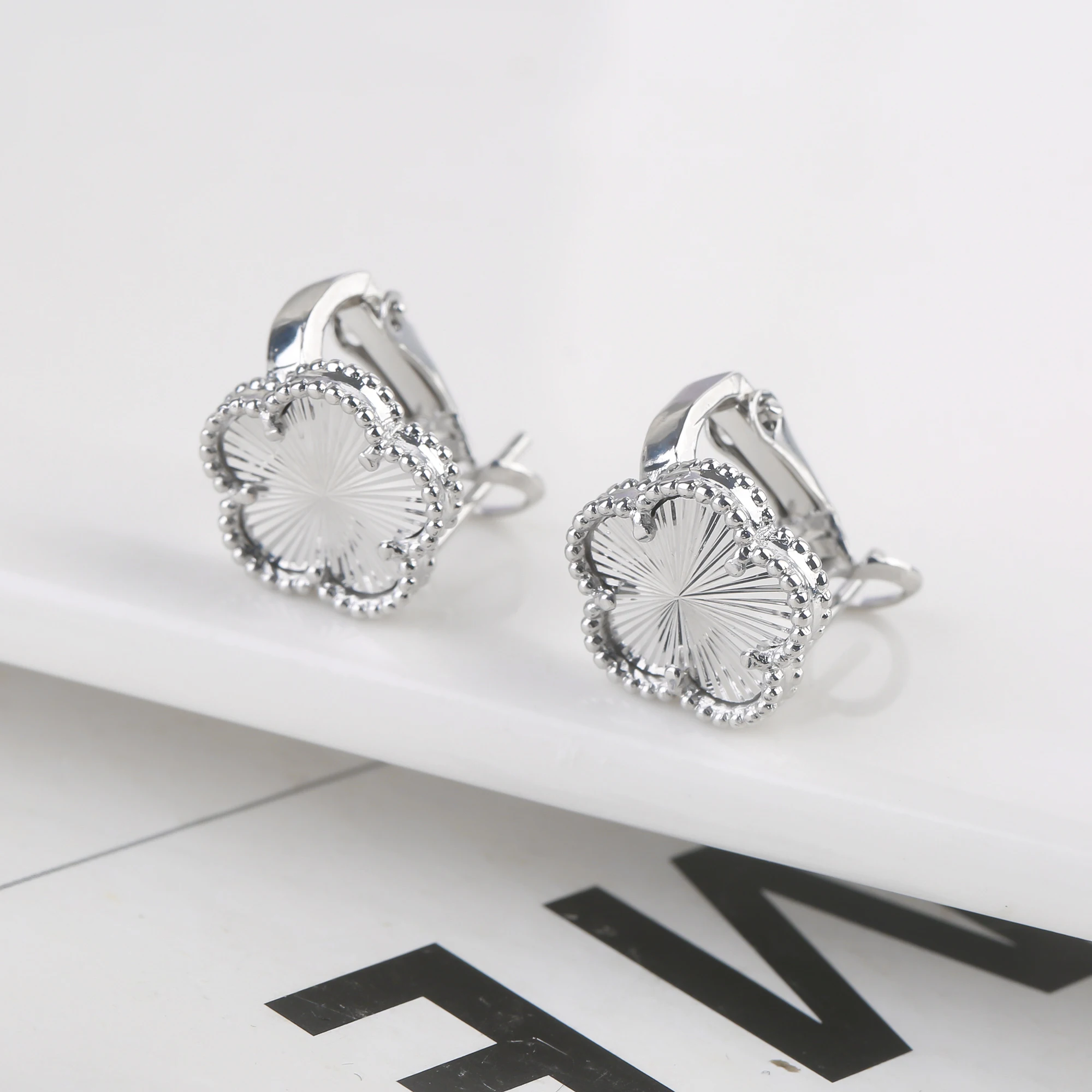 2025 Luxury Hot Selling Shiny Metal New Design Plant Five Leaf Flower Set 15mm Double Sided Women's Gilded Gift Clover
