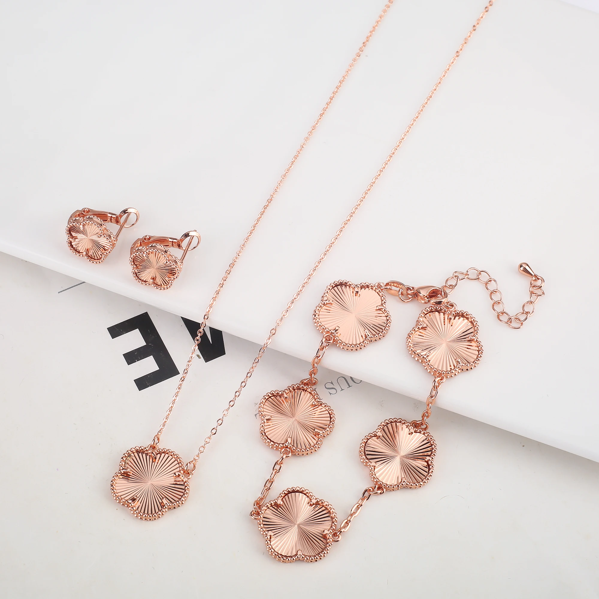2025 Luxury Hot Selling Shiny Metal New Design Plant Five Leaf Flower Set 15mm Double Sided Women's Gilded Gift Clover