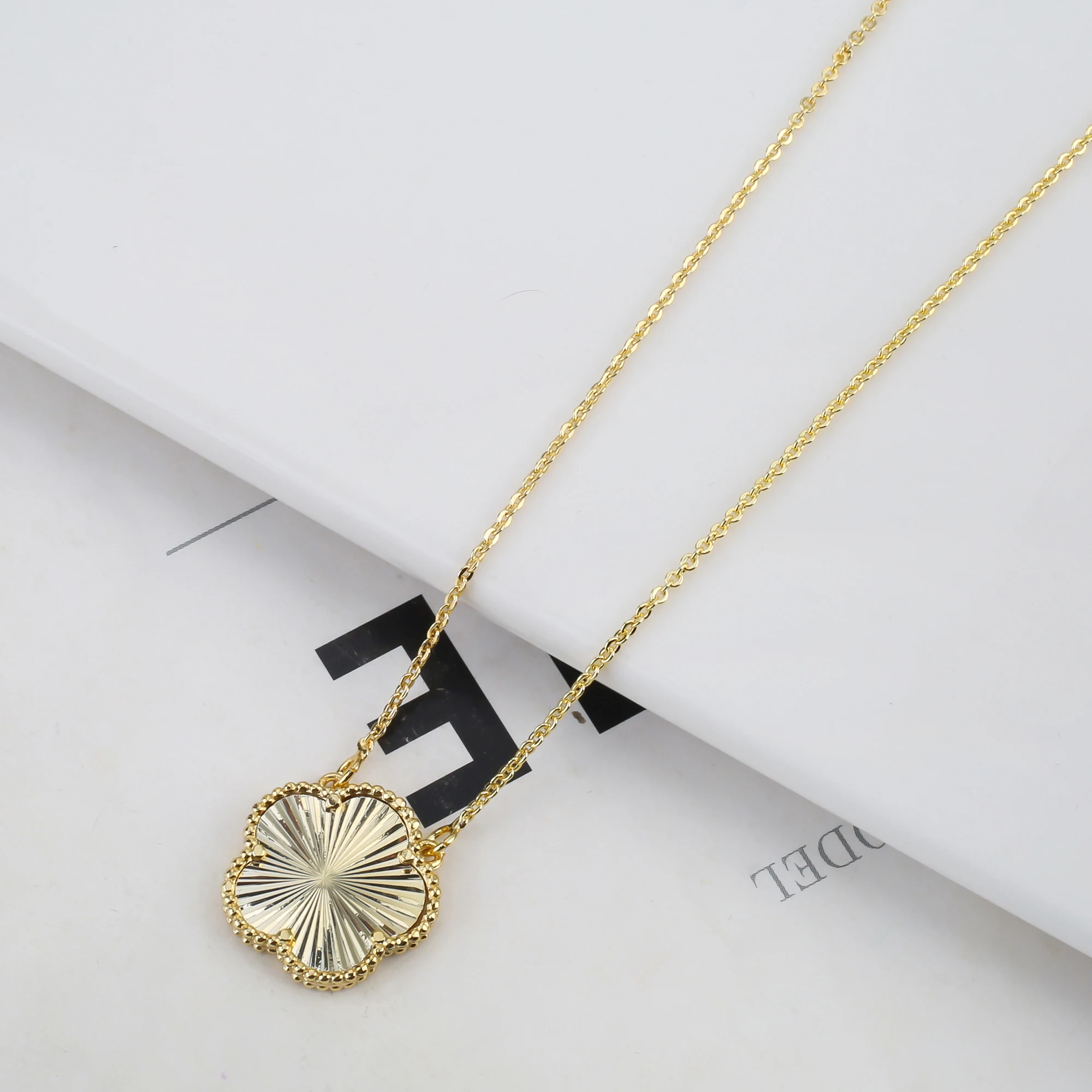 2025 Luxury Hot Selling Shiny Metal New Design Plant Five Leaf Flower Set 15mm Double Sided Women's Gilded Gift Clover