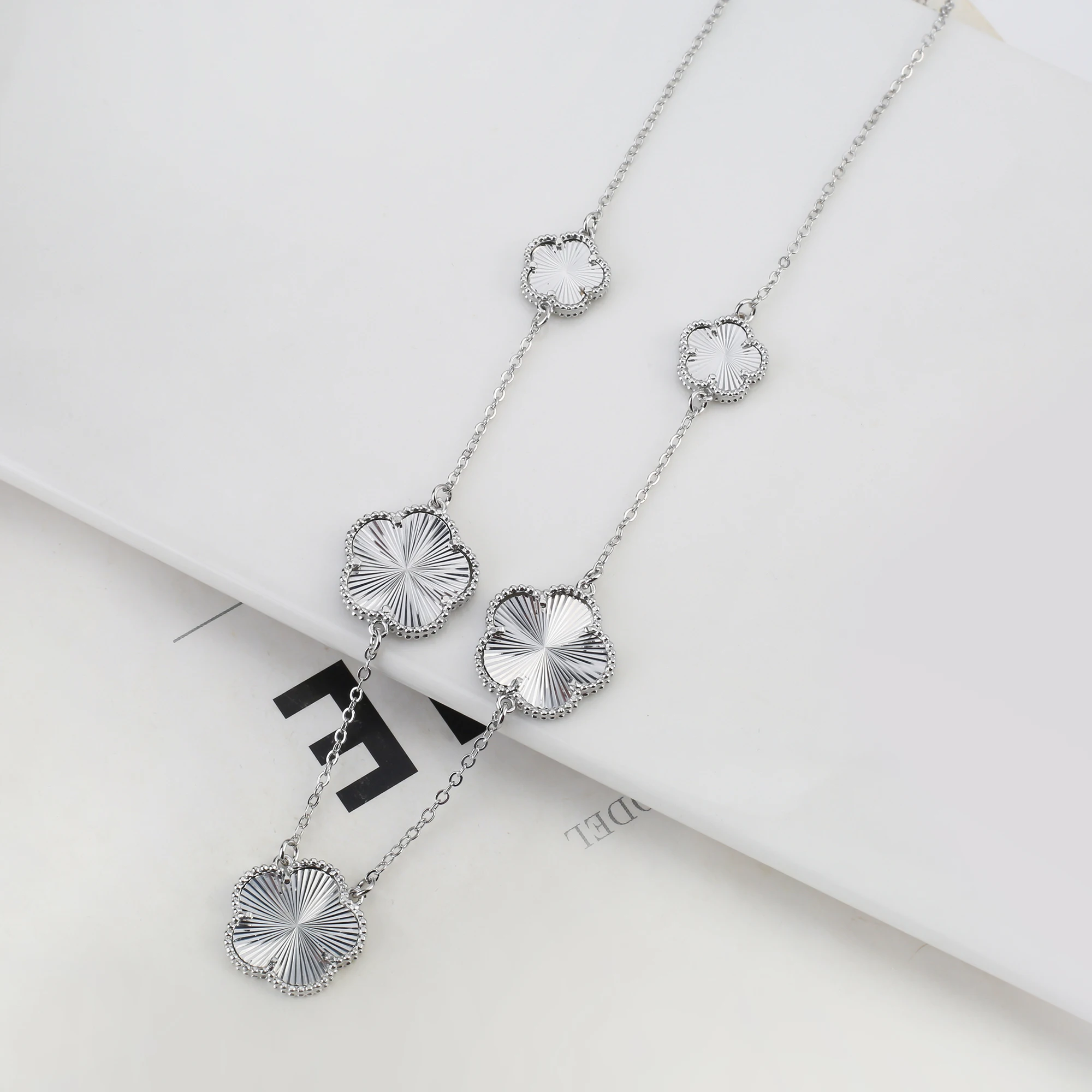 2025 Luxury Hot Selling Shiny Metal New Design Plant Five Leaf Flower Set 15mm Double Sided Women's Gilded Gift Clover