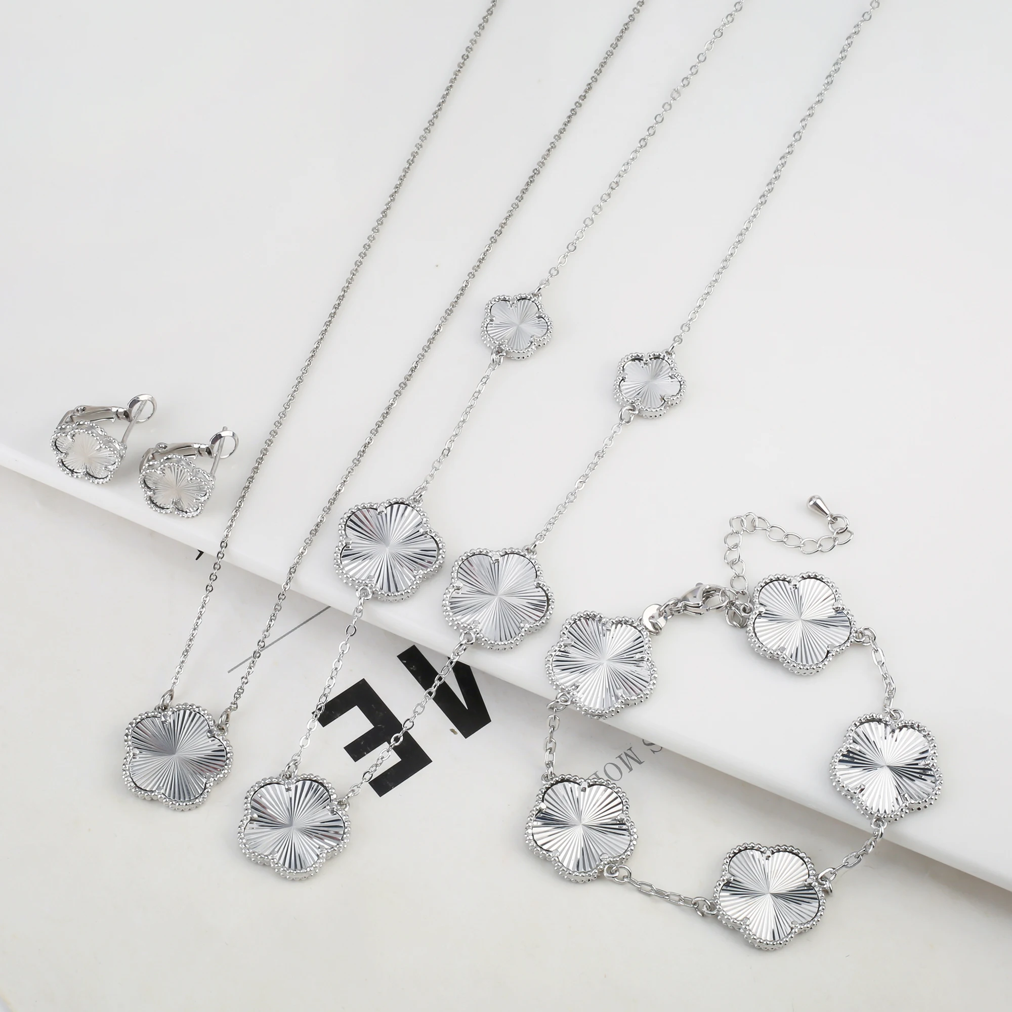 2025 Luxury Hot Selling Shiny Metal New Design Plant Five Leaf Flower Set 15mm Double Sided Women's Gilded Gift Clover