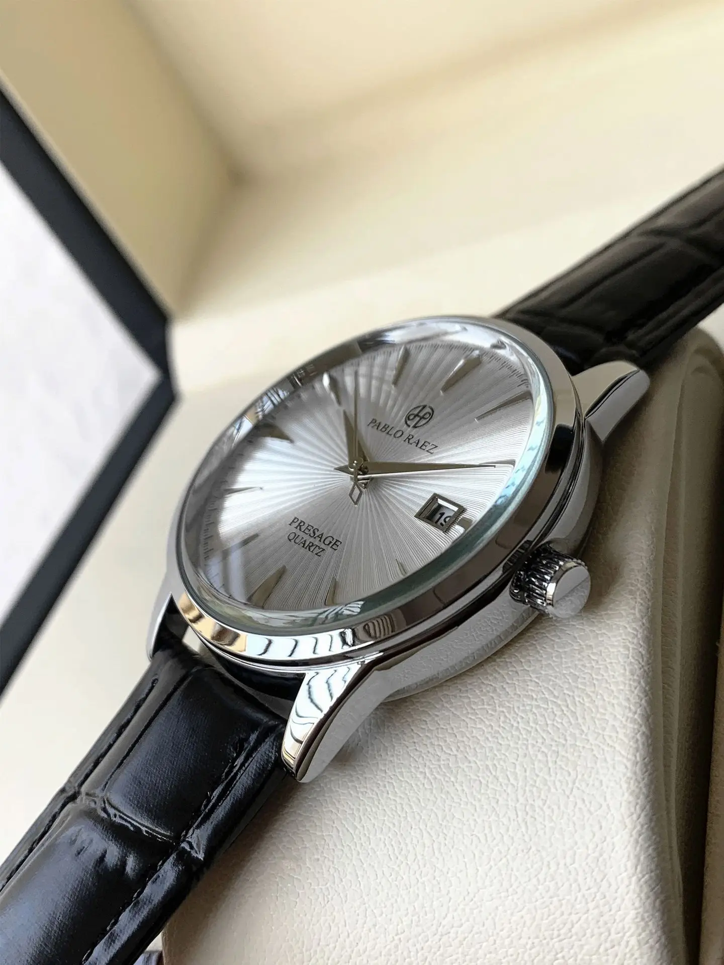 Men's Watch Brand Business Watches Waterproof Calendar Leather Strap Male Quartz Wristwatches (Comes with Box and Spare Battery)
