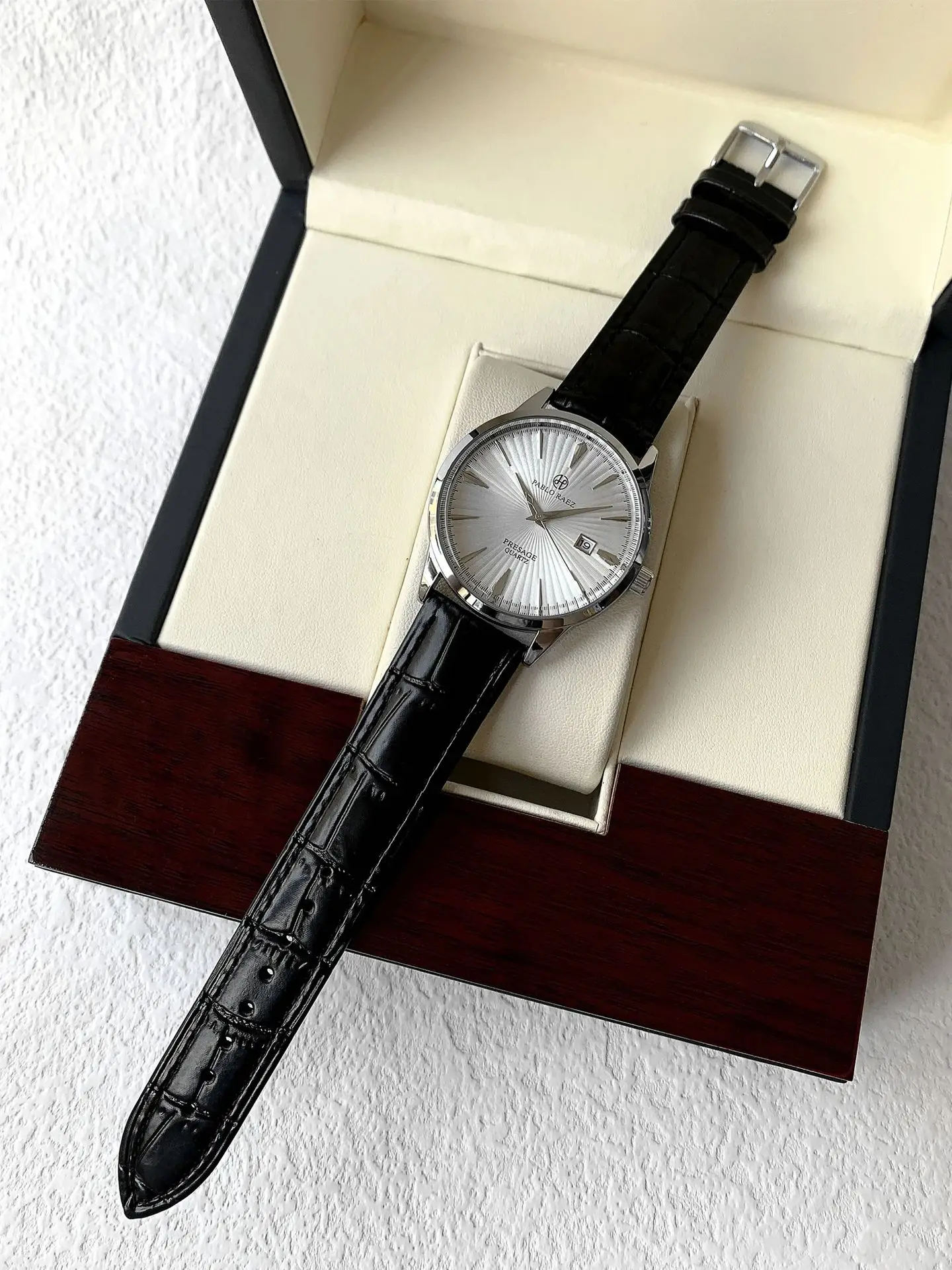 Men's Watch Brand Business Watches Waterproof Calendar Leather Strap Male Quartz Wristwatches (Comes with Box and Spare Battery)