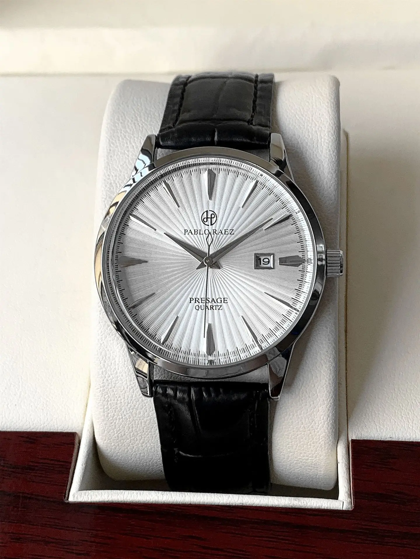 Men's Watch Brand Business Watches Waterproof Calendar Leather Strap Male Quartz Wristwatches (Comes with Box and Spare Battery)