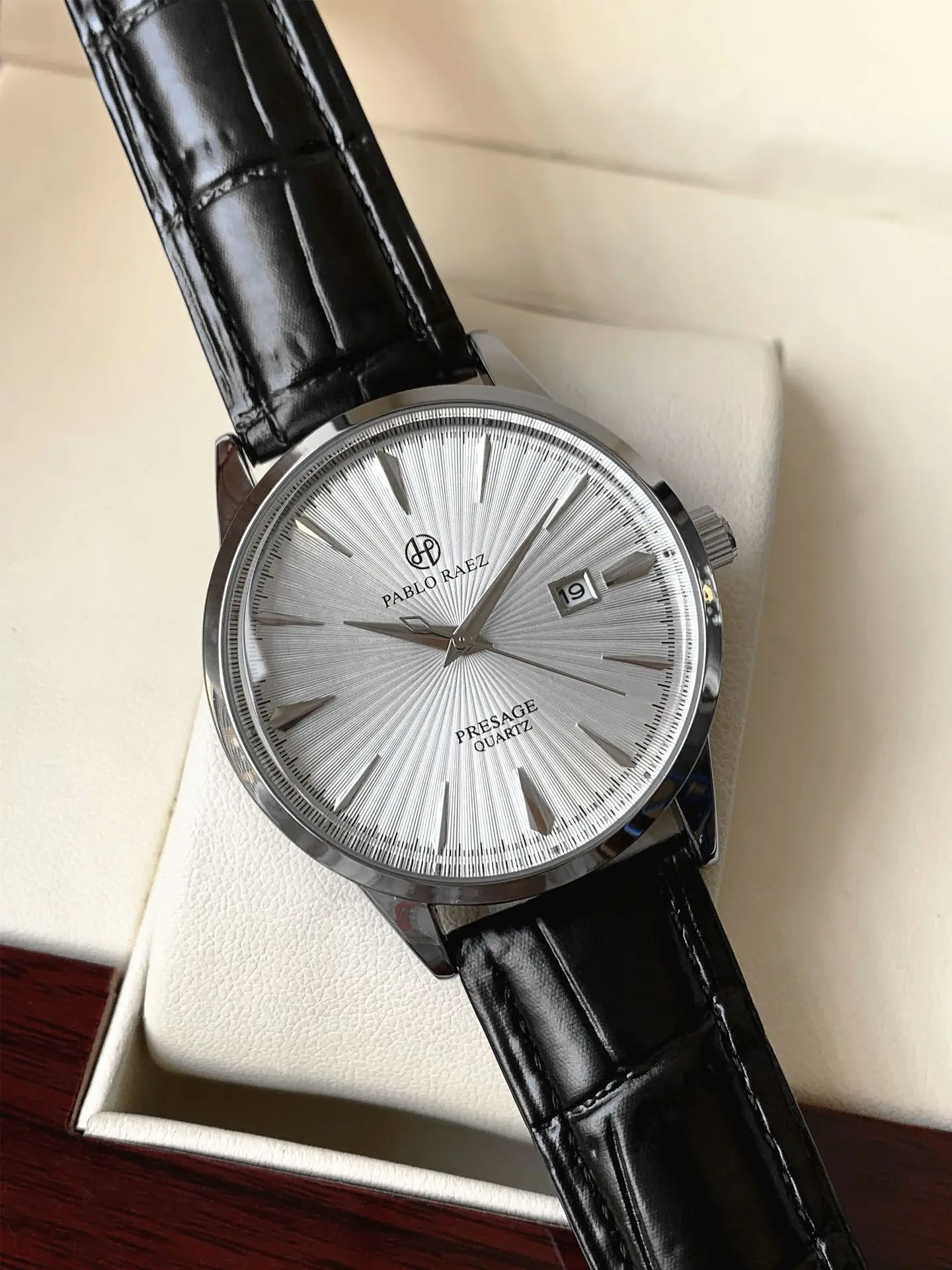Men's Watch Brand Business Watches Waterproof Calendar Leather Strap Male Quartz Wristwatches (Comes with Box and Spare Battery)