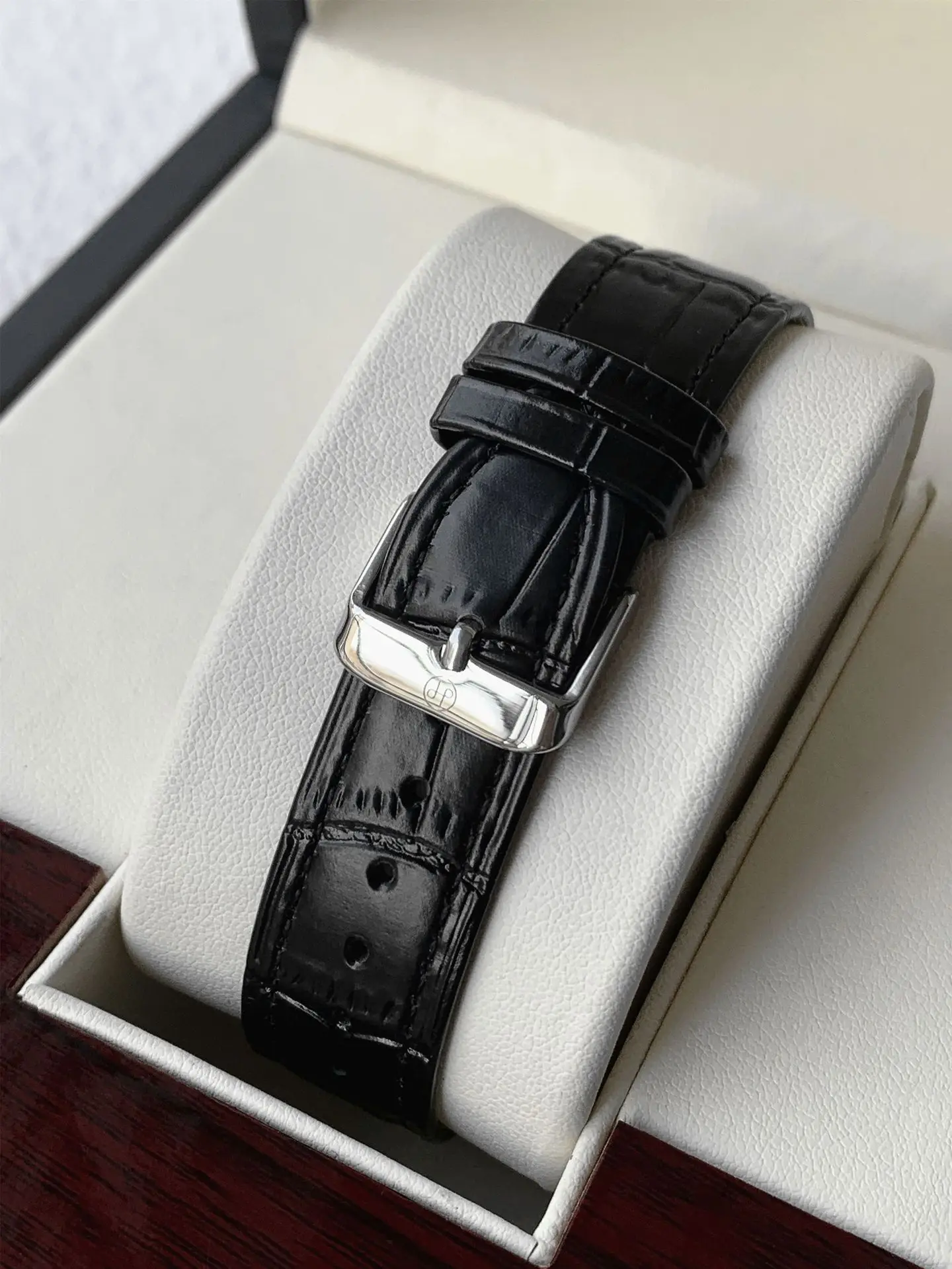 Men's Watch Brand Business Watches Waterproof Calendar Leather Strap Male Quartz Wristwatches (Comes with Box and Spare Battery)