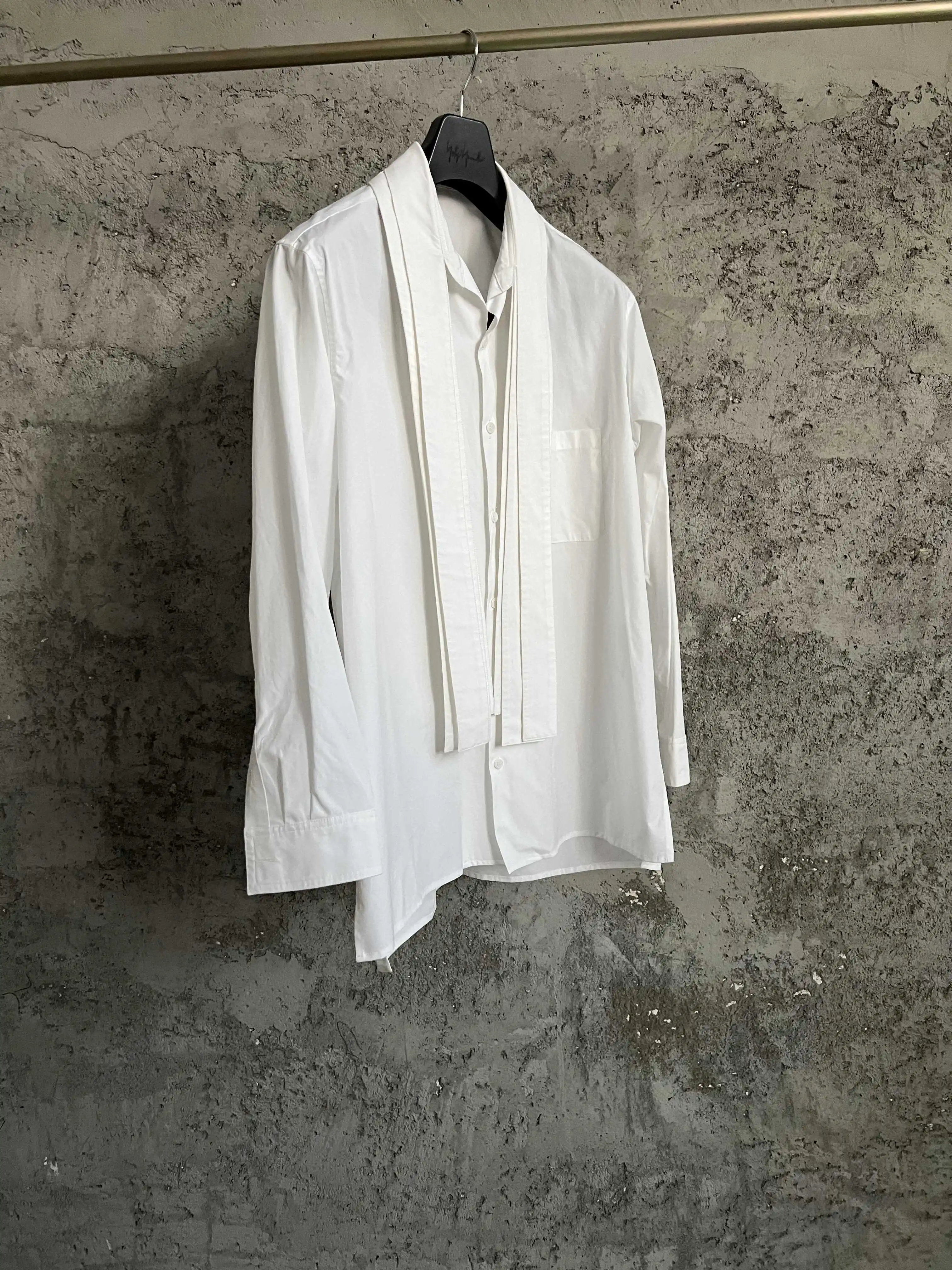 A long-sleeved, fashionable urban shirt with a white pure cotton scarf collar