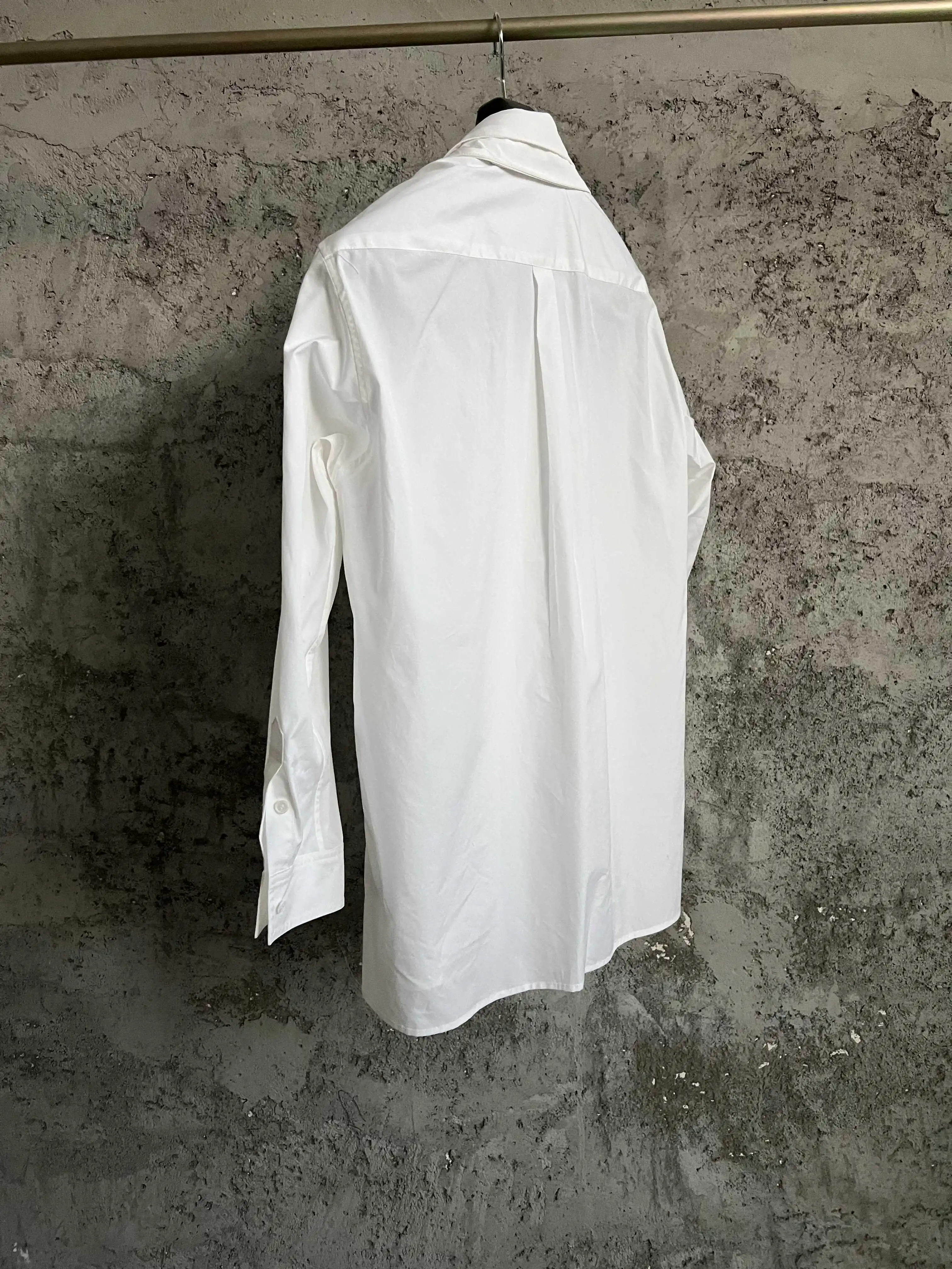 A long-sleeved, fashionable urban shirt with a white pure cotton scarf collar
