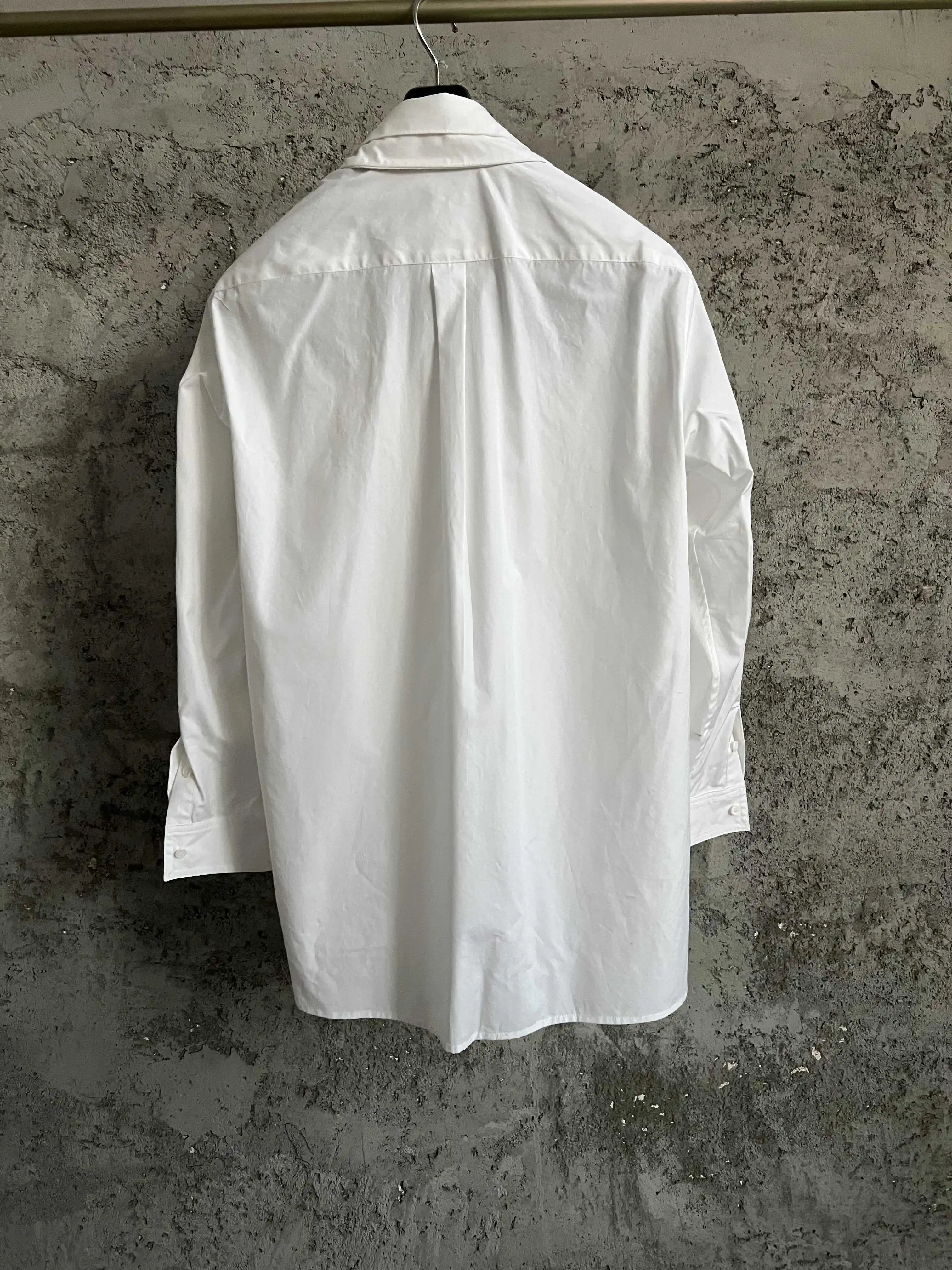 A long-sleeved, fashionable urban shirt with a white pure cotton scarf collar