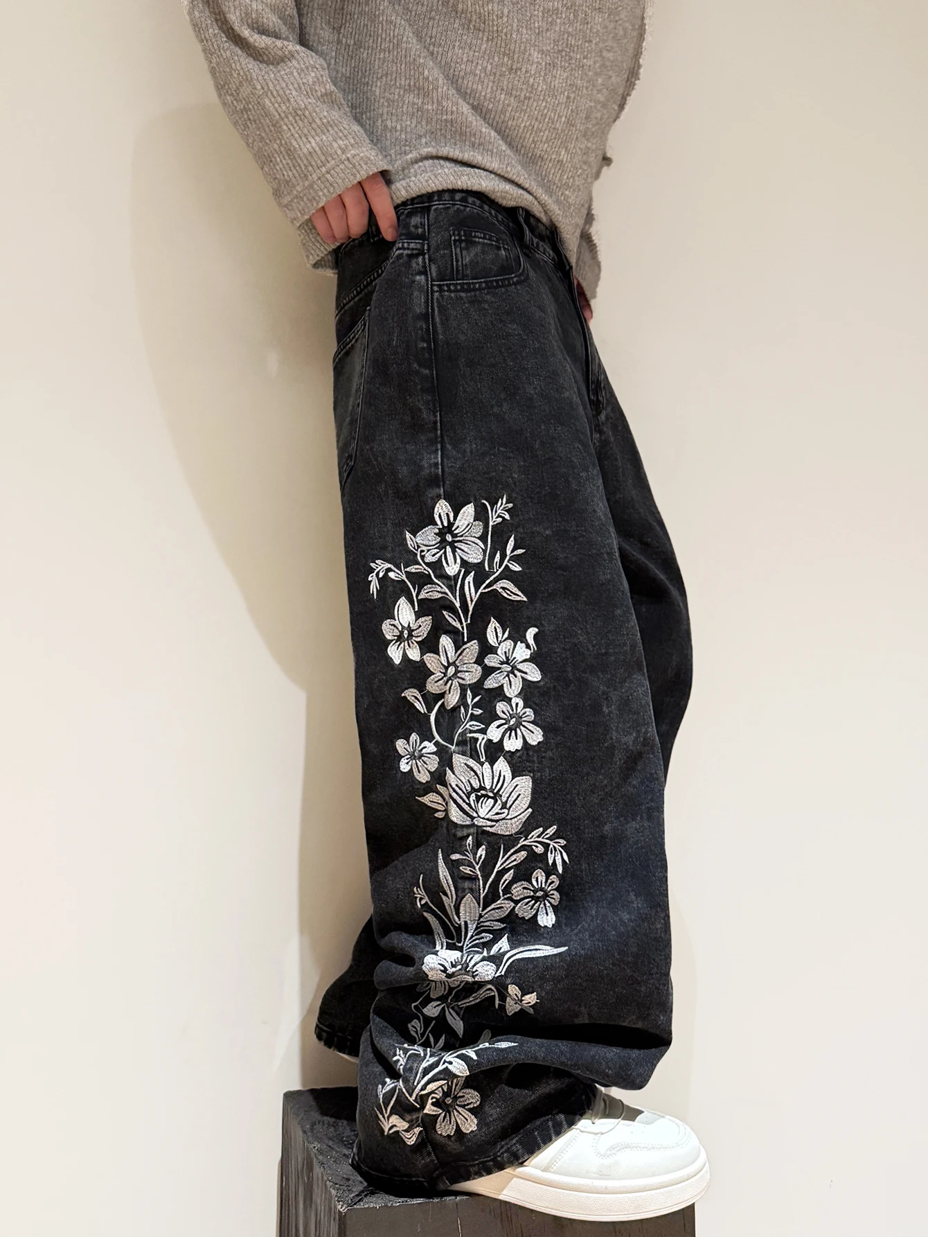 American Retro Floral Embroidery Ripped Design Black Men's Loose Jeans Washed Y2K Street Style Versatile Pants