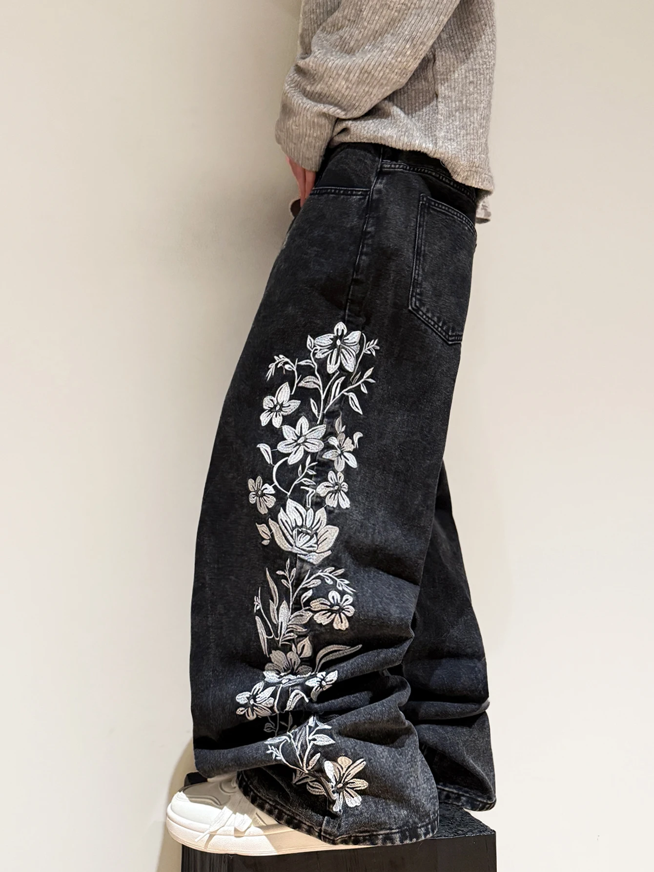 American Retro Floral Embroidery Ripped Design Black Men's Loose Jeans Washed Y2K Street Style Versatile Pants