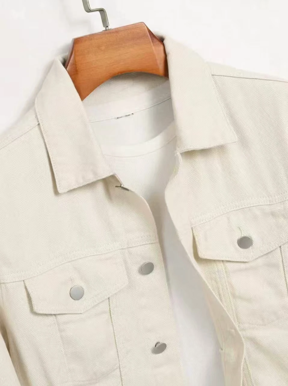 Solid Color Denim Casual Off-White Jacket, Bright and Refreshing, Fully Packed with a Youthful Vibe, Suitable for Spring and Aut