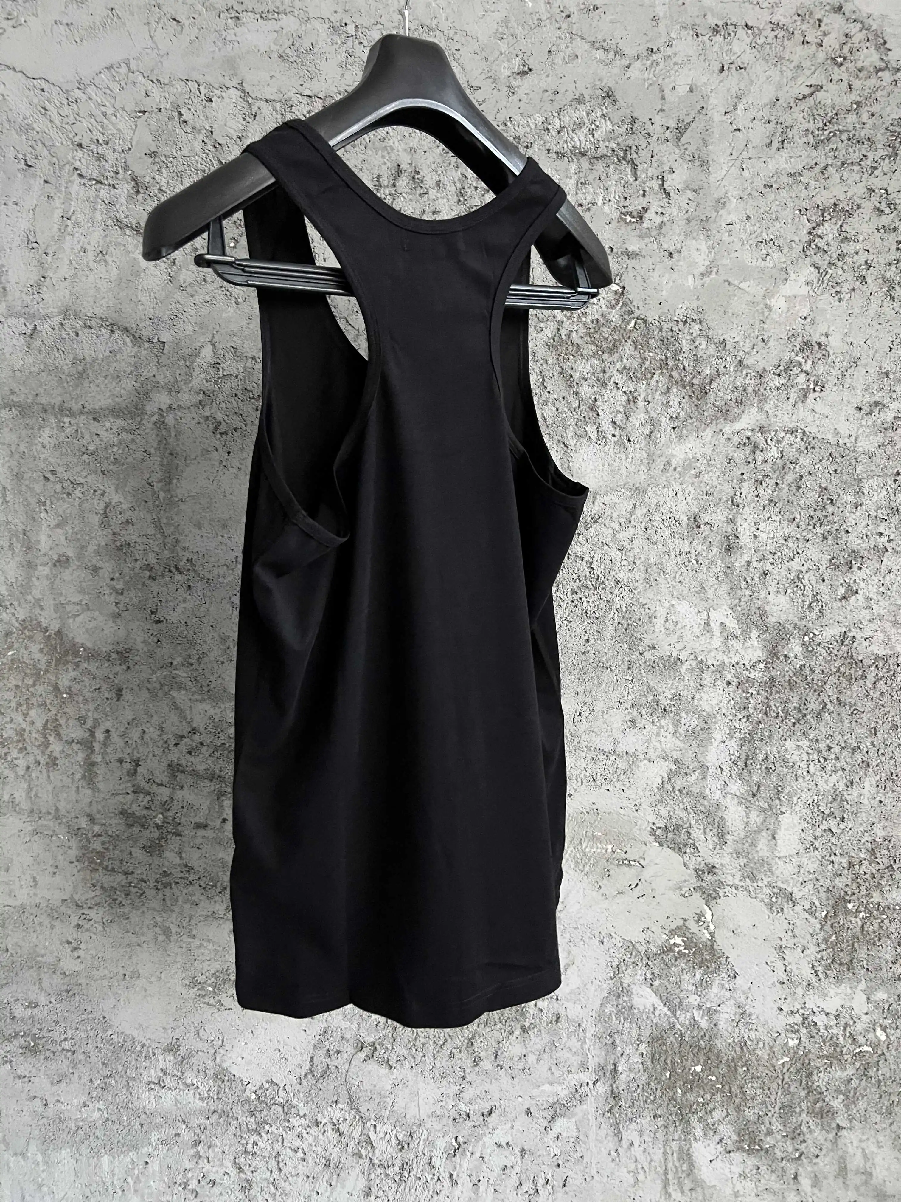 A solid color round-neck sleeveless vest with an I-shaped design, a stylish and versatile pure cotton top for men