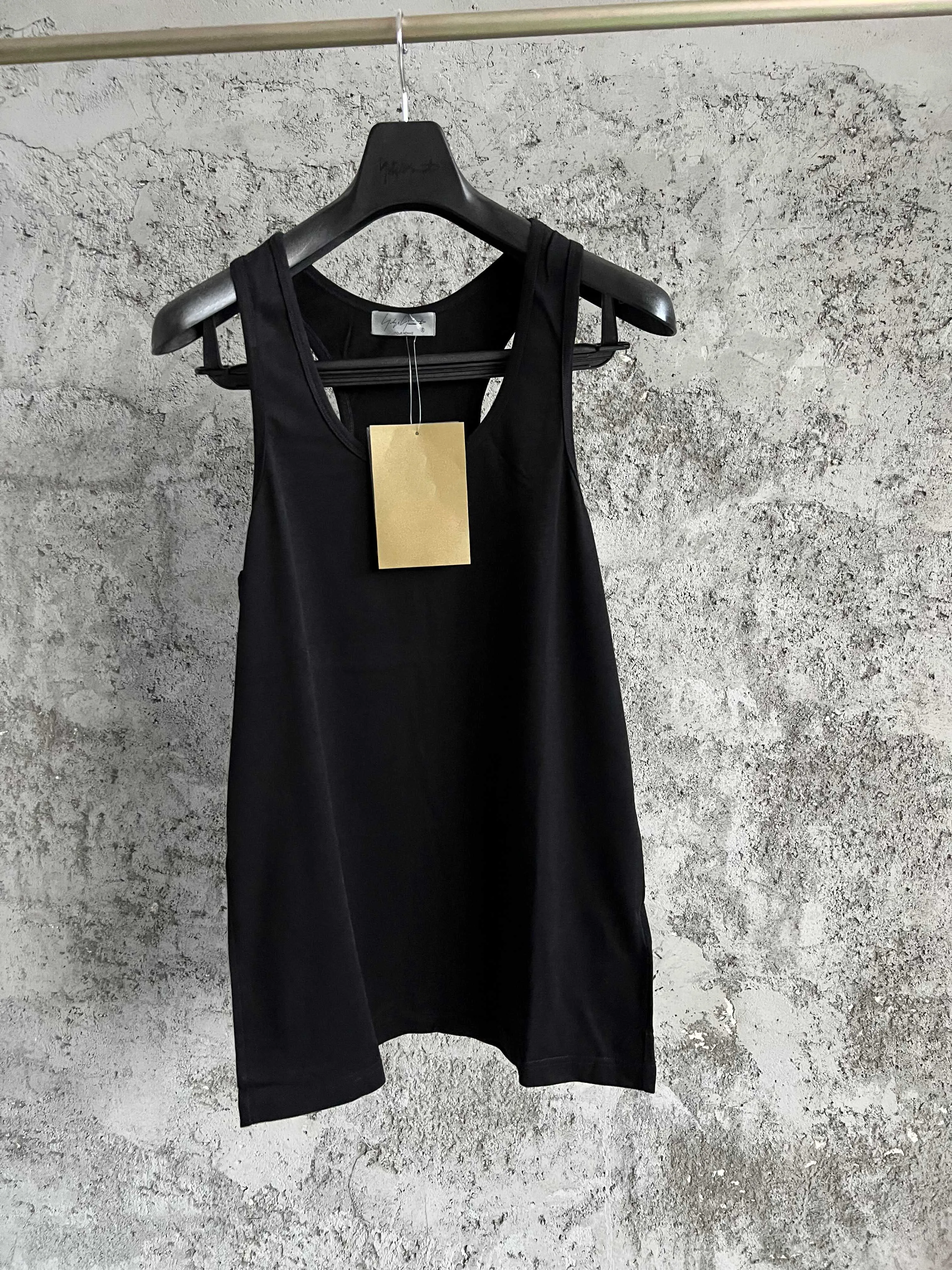 A solid color round-neck sleeveless vest with an I-shaped design, a stylish and versatile pure cotton top for men