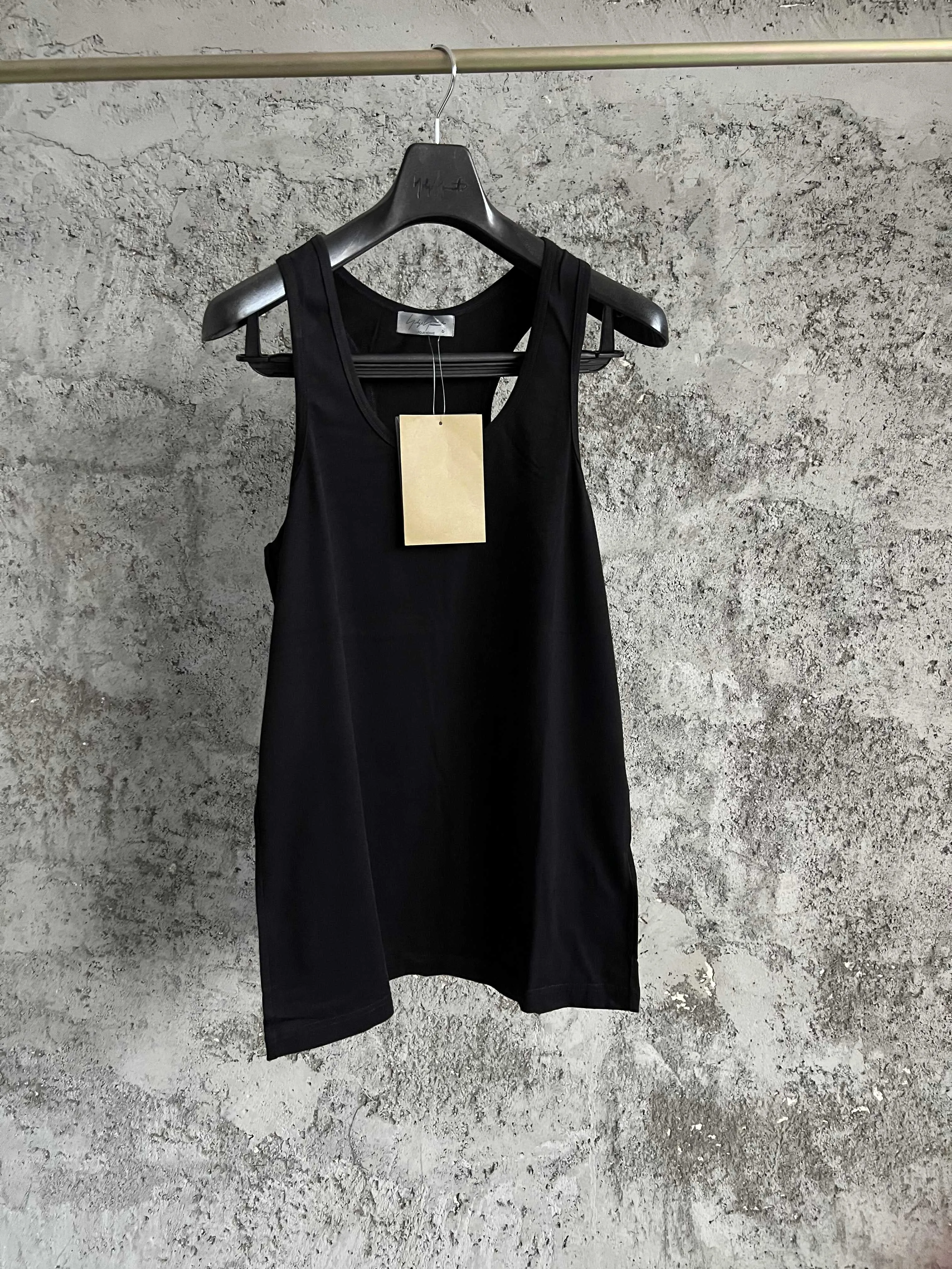A solid color round-neck sleeveless vest with an I-shaped design, a stylish and versatile pure cotton top for men