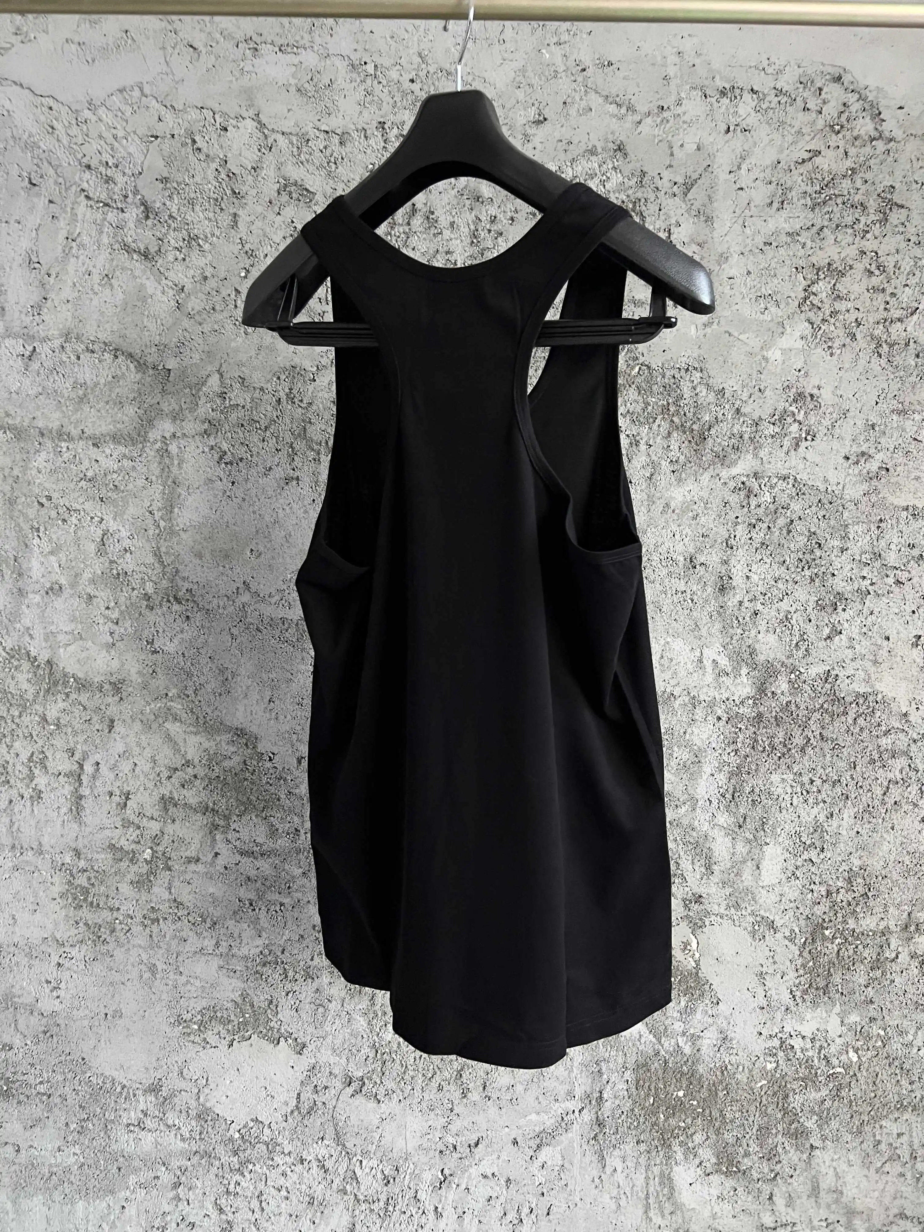 A solid color round-neck sleeveless vest with an I-shaped design, a stylish and versatile pure cotton top for men