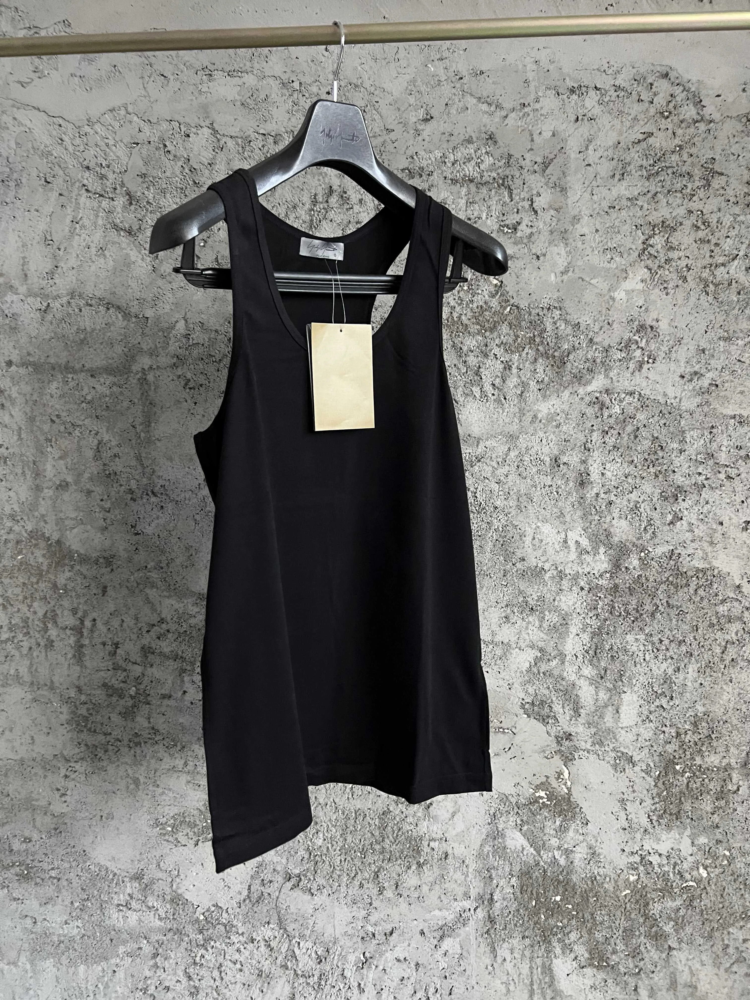 A solid color round-neck sleeveless vest with an I-shaped design, a stylish and versatile pure cotton top for men